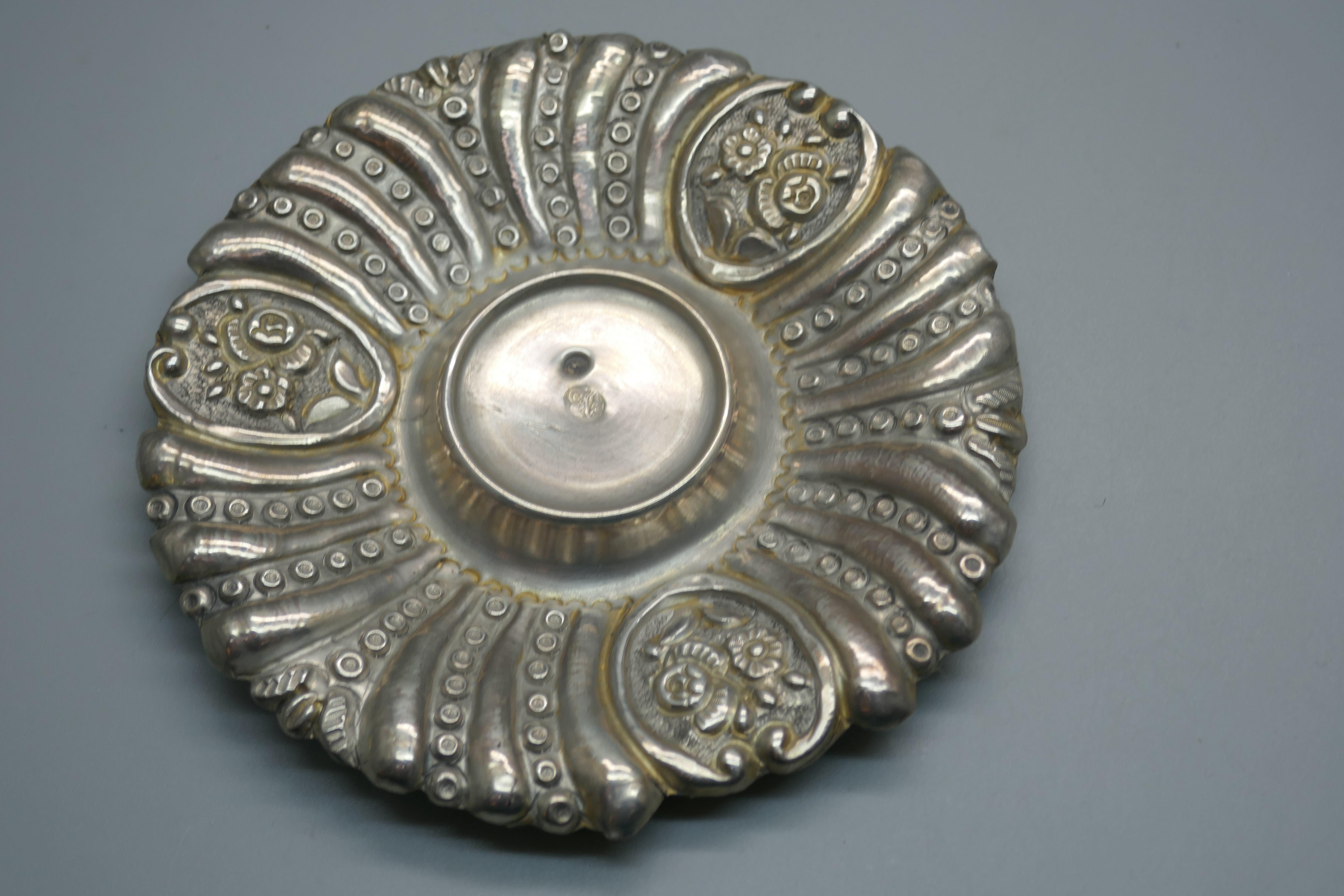 An embossed Ottoman silver dish and an embossed pill box, 49g - Image 3 of 4