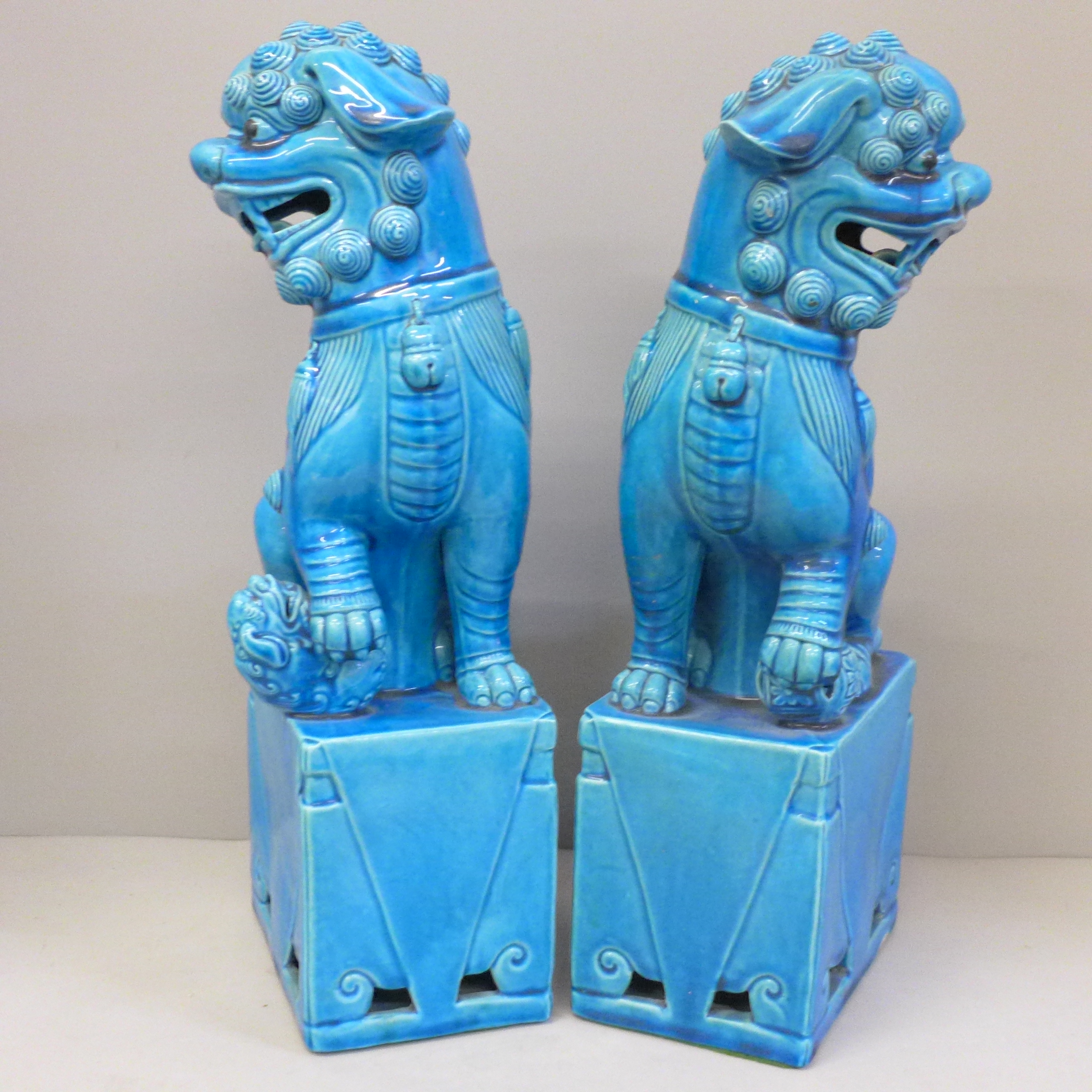 A pair of pottery Chinese dogs of foo, cobalt blue, 37cm - Bild 3 aus 4