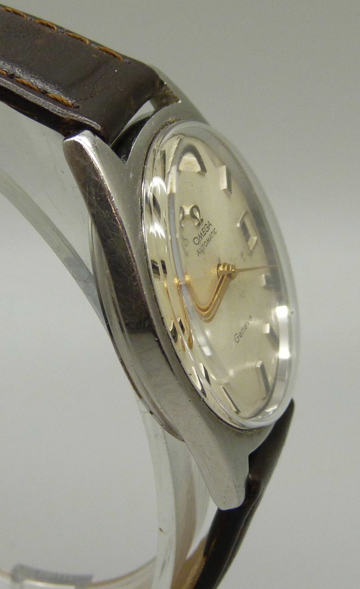 An Omega Geneve automatic date display wristwatch, with original buckle and an Omega carrier box - Image 4 of 6