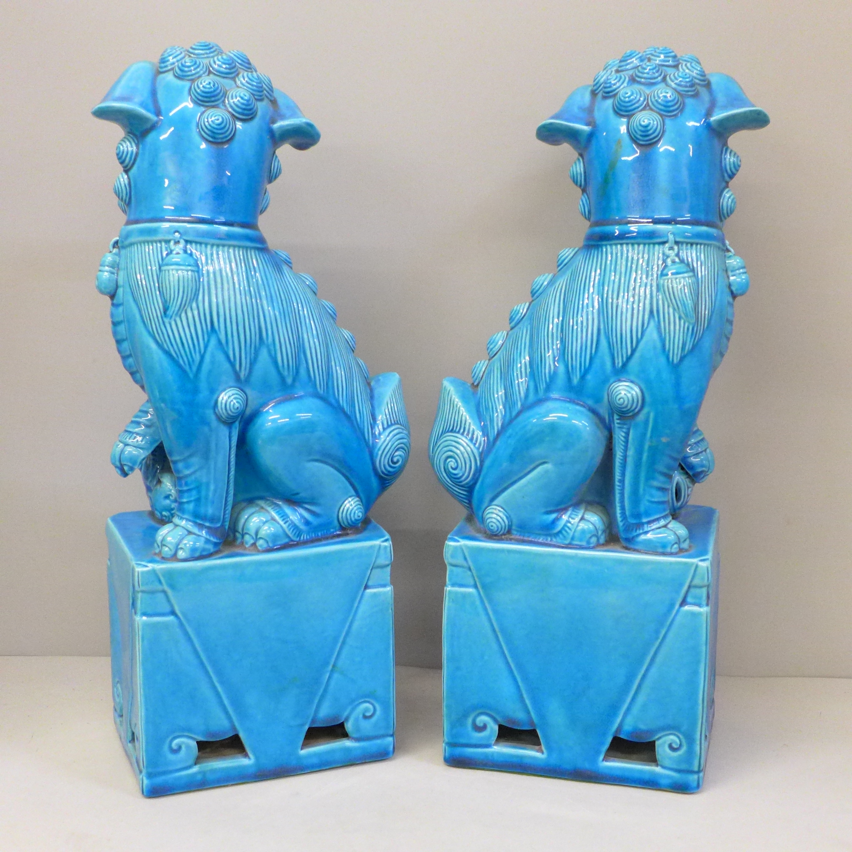 A pair of pottery Chinese dogs of foo, cobalt blue, 37cm - Bild 4 aus 4