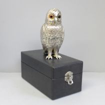 A silver plated owl castor with glass eyes, in fitted case, 13.5cm
