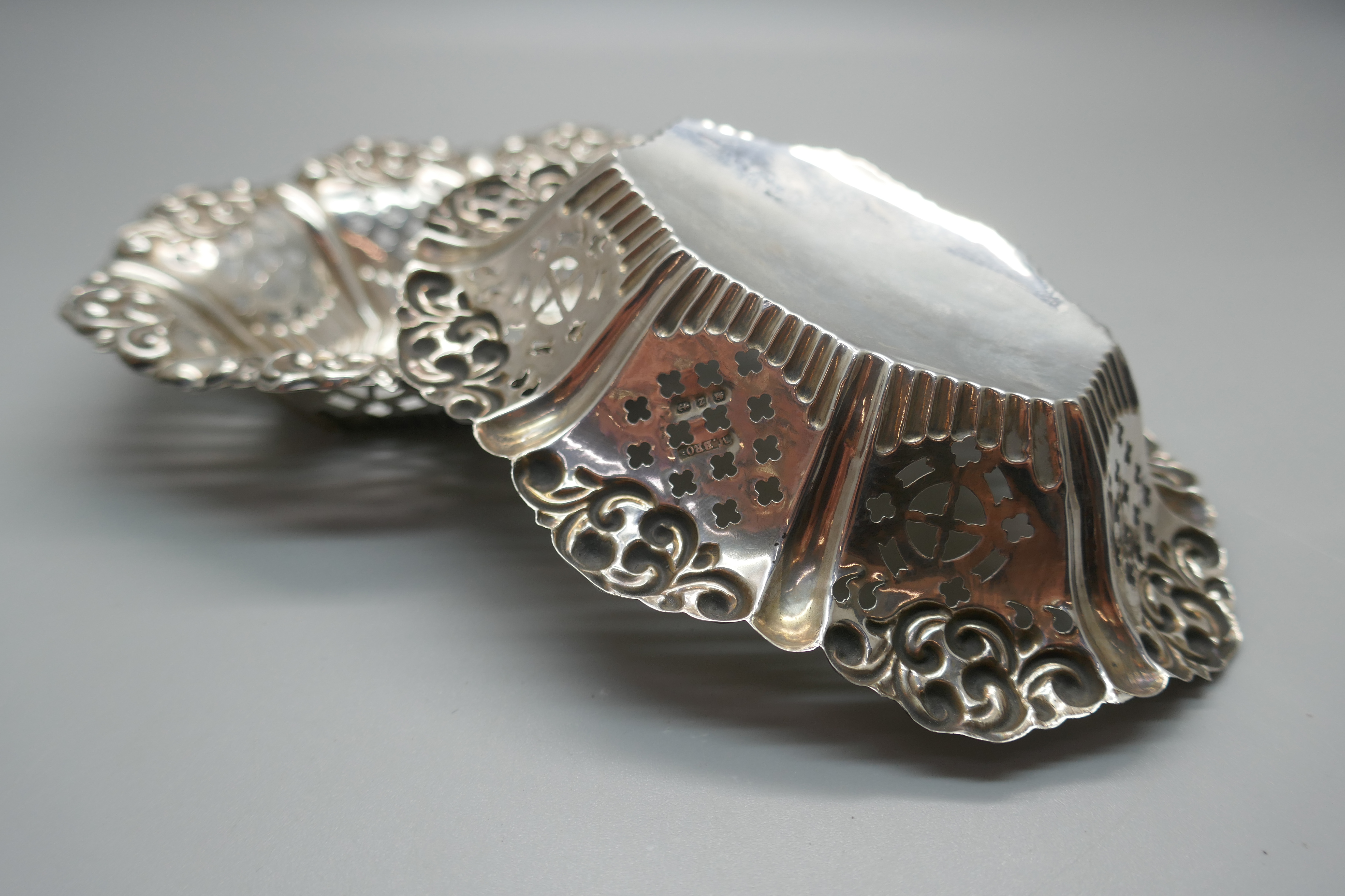 A pair of Victorian pierced and embossed silver dishes, Birmingham 1899, 70g - Image 5 of 5