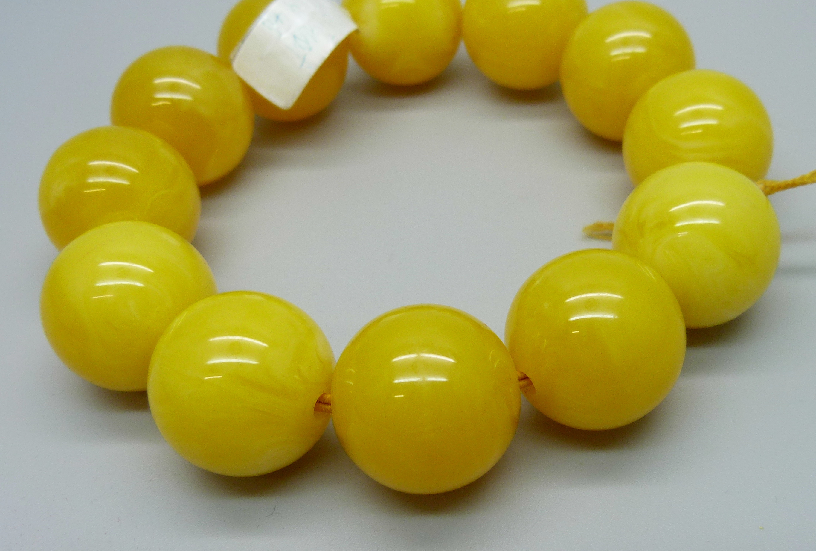 A Bakelite bead bracelet in yellow - Image 2 of 2