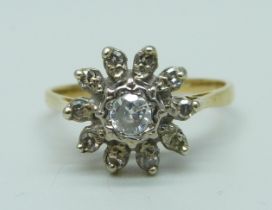 An 18ct gold and diamond cluster ring, 3.1g, N