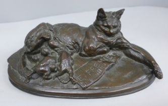 A bronze sculpture of a cat with kittens, after E. Fremiet, 21cm