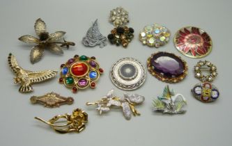 Assorted vintage and other brooches