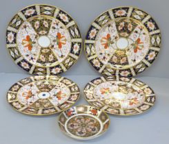 A Royal Crown Derby Imari 1128 pattern pin dish and four 2451 pattern plates