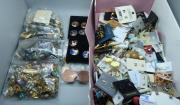 Approximately 400 pairs of vintage fashion earrings