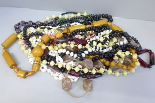 A collection of vintage bead necklaces (12)