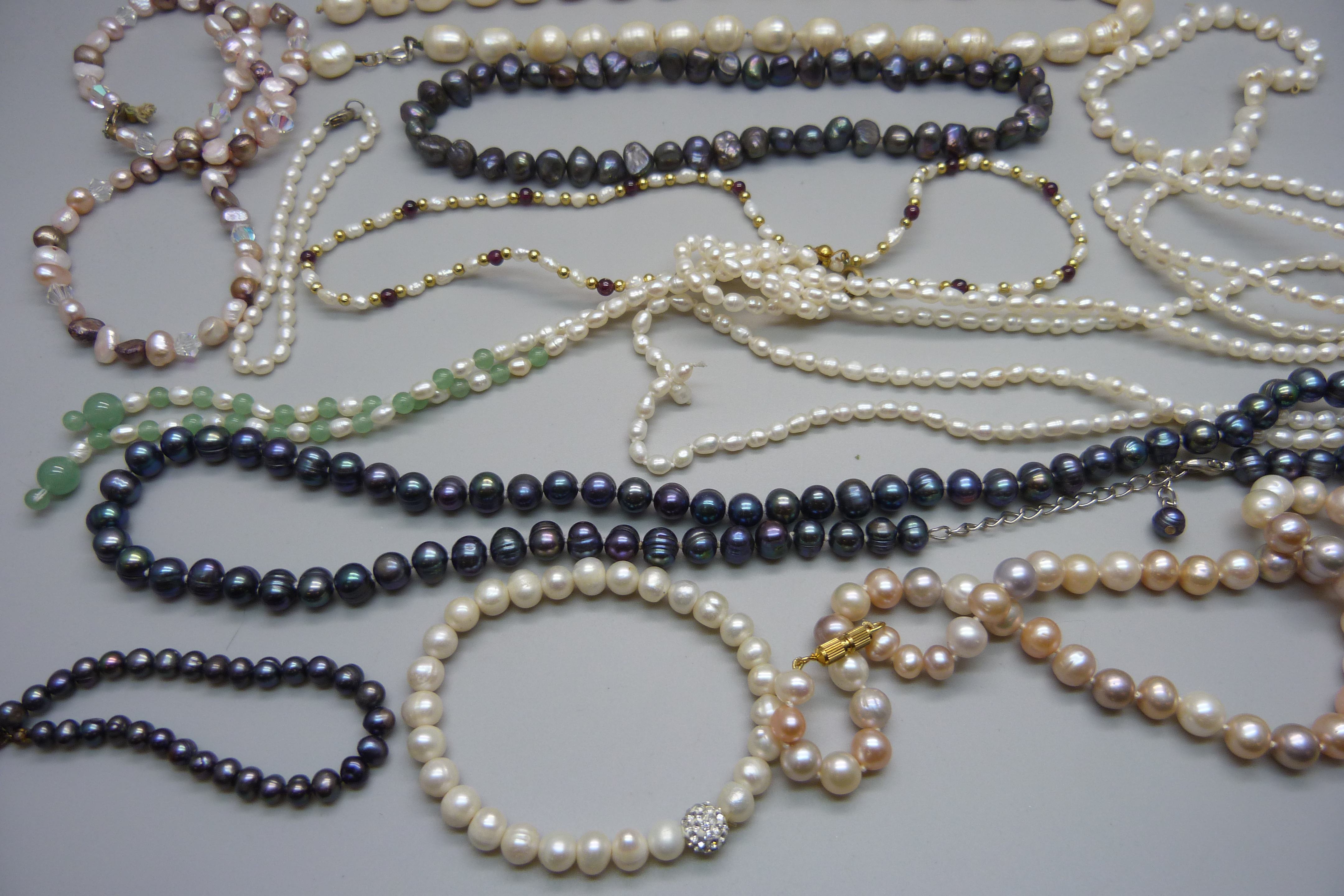 Assorted Baroque cultured pearl and freshwater pearl necklets and bracelets, eleven pieces in total - Bild 2 aus 2