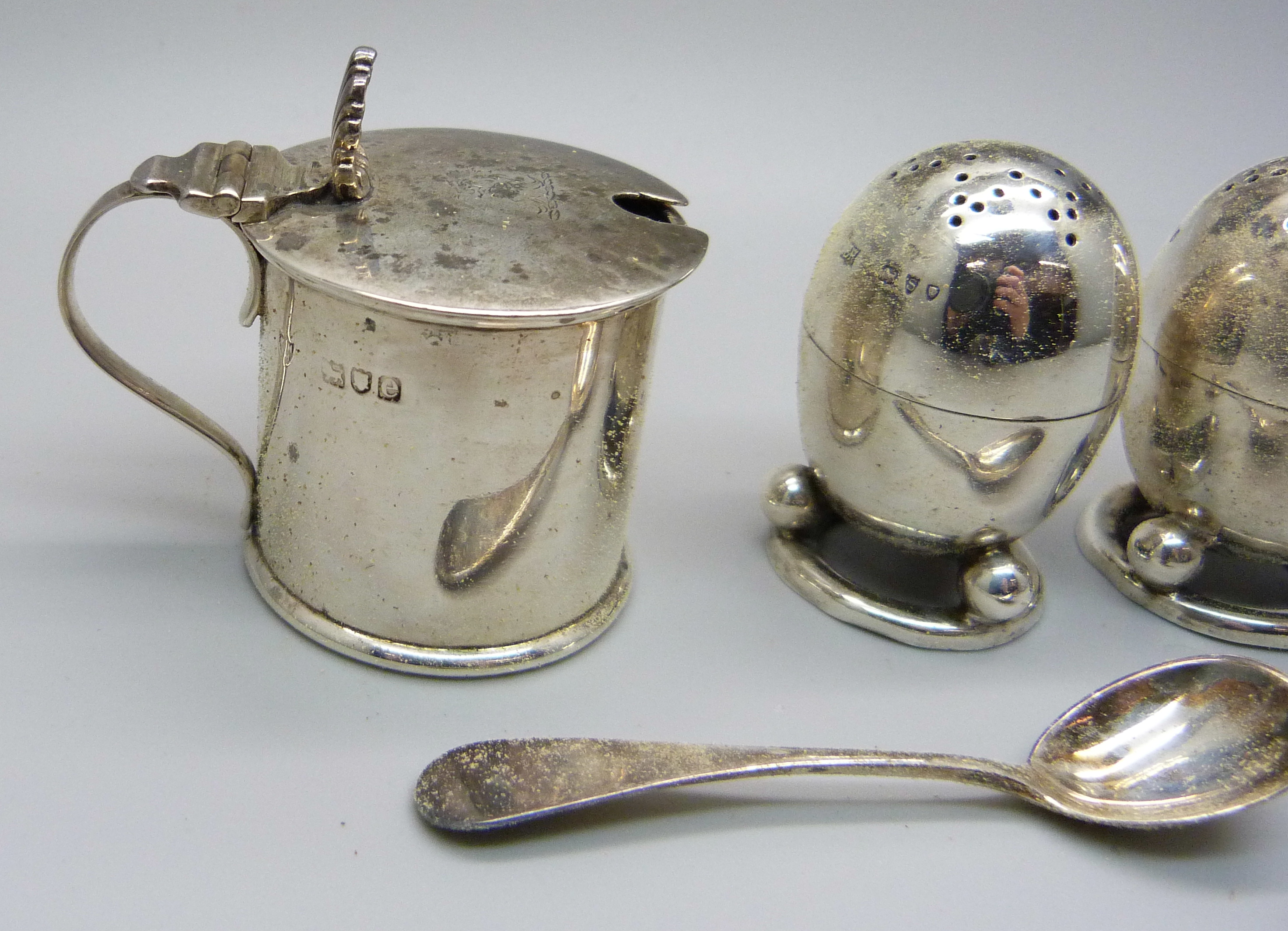 A pair of Victorian silver pepper pots and a silver mustard and spoon, 112g - Image 3 of 6