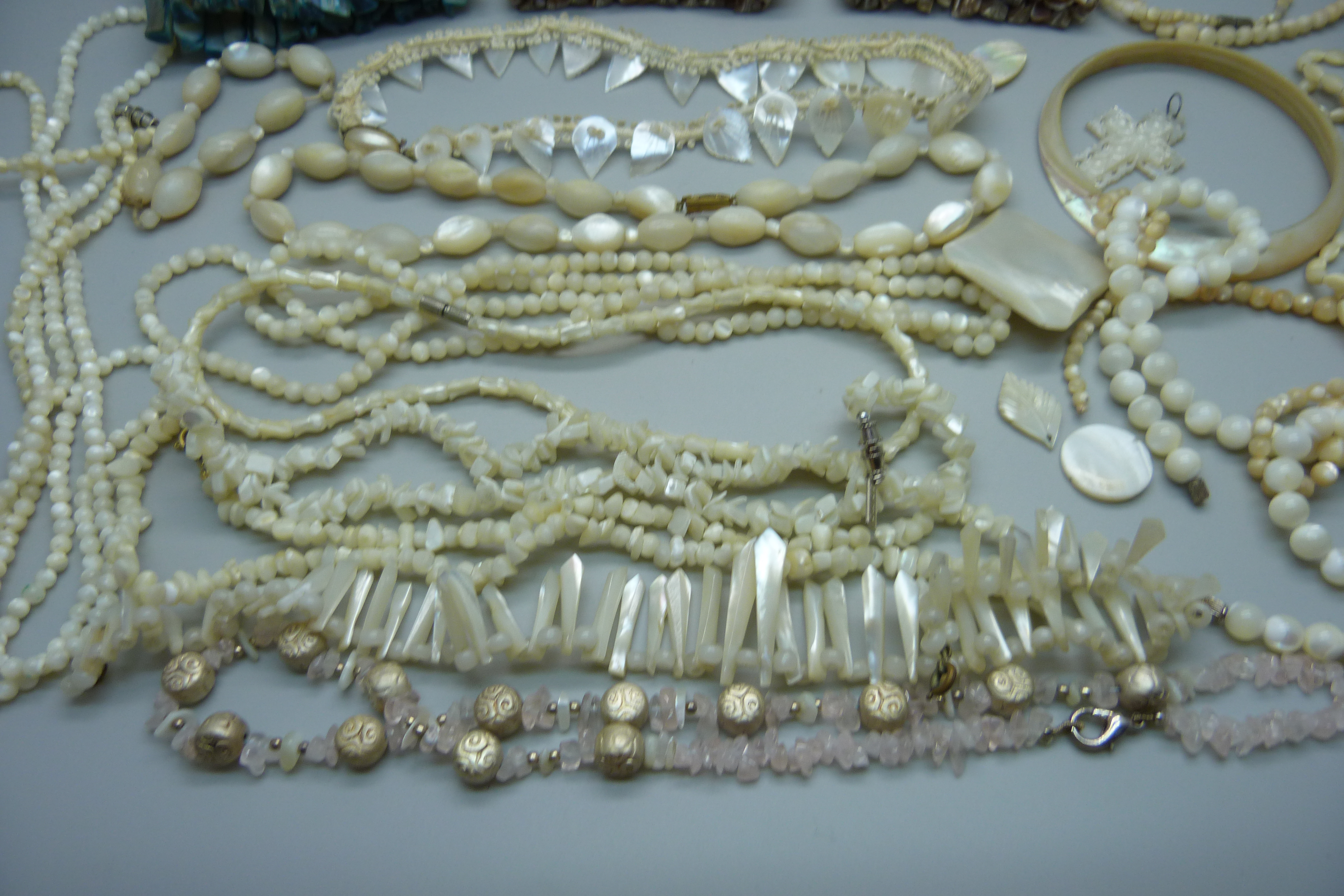 Mother of pearl pendants, necklets, etc. - Bild 3 aus 3