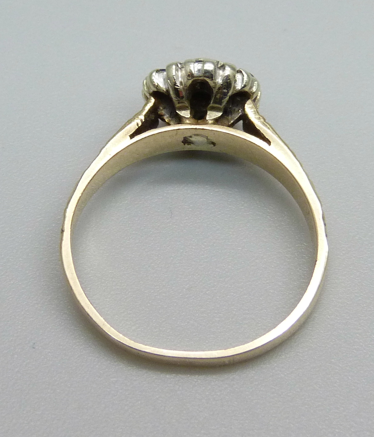 A 9ct gold, sapphire and diamond ring, 3.1g, M - Bild 3 aus 5