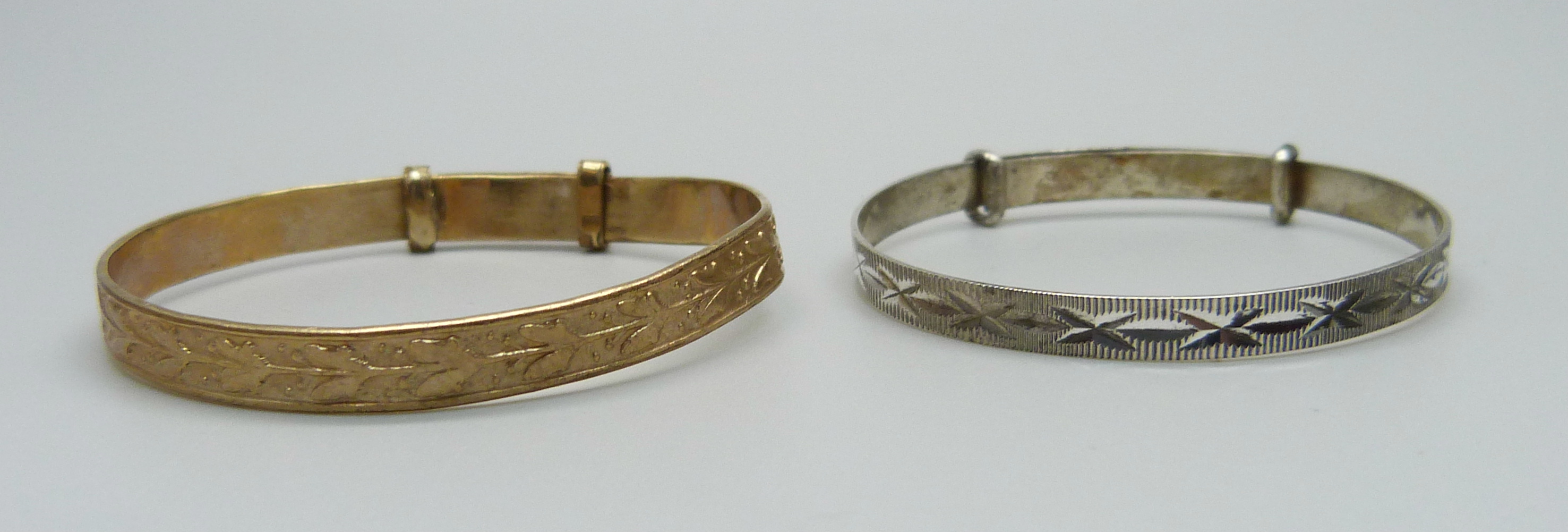 A rolled gold bangle and a silver bangle, small sizes - Bild 3 aus 3