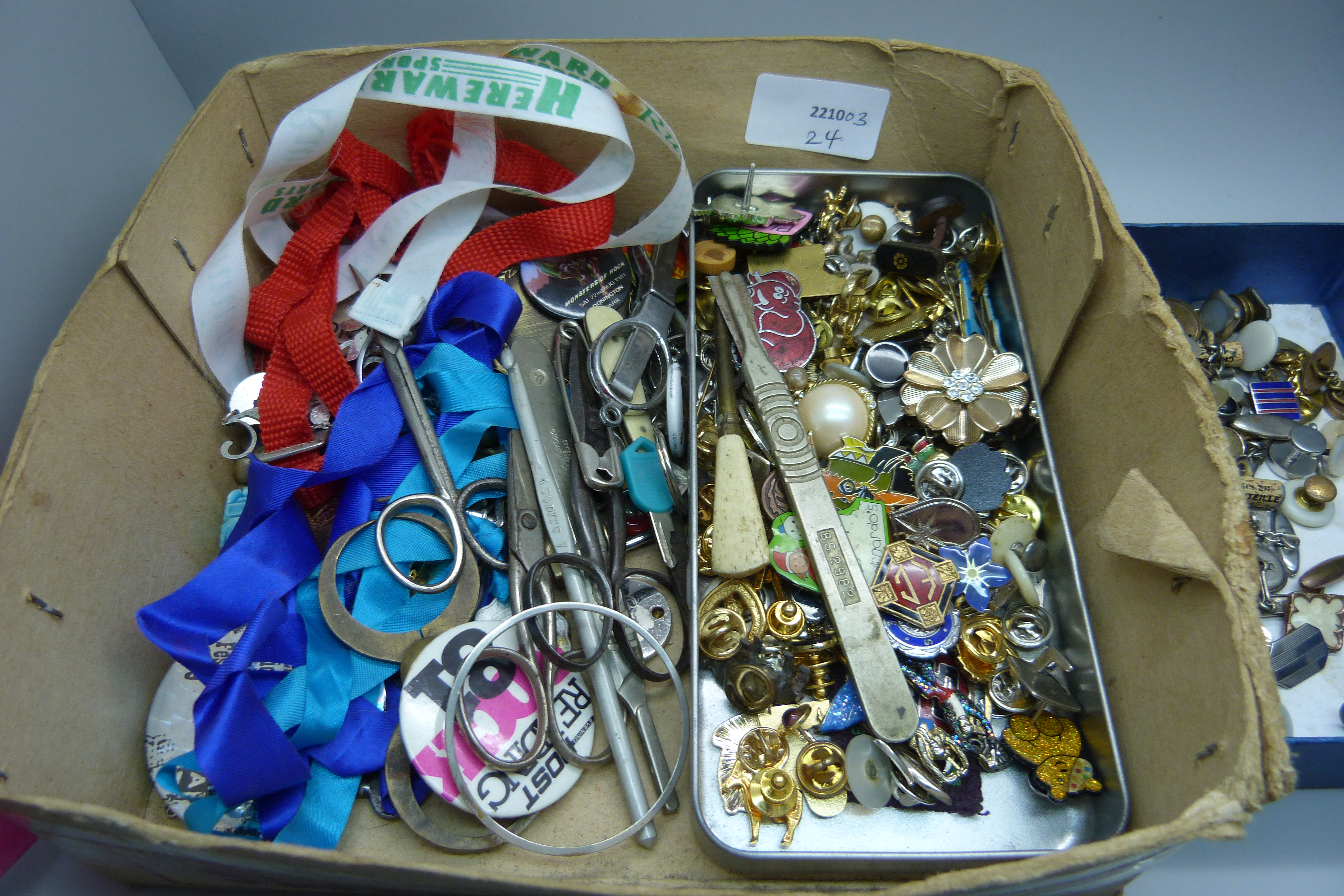 A box of pin badges, cufflinks, etc. - Bild 3 aus 4