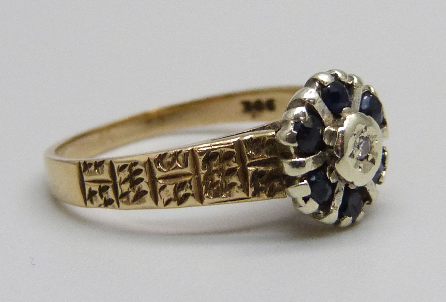 A 9ct gold, sapphire and diamond ring, 3.1g, M - Bild 4 aus 5