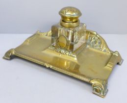 A brass and glass inkwell/pen stand, 19.5cm