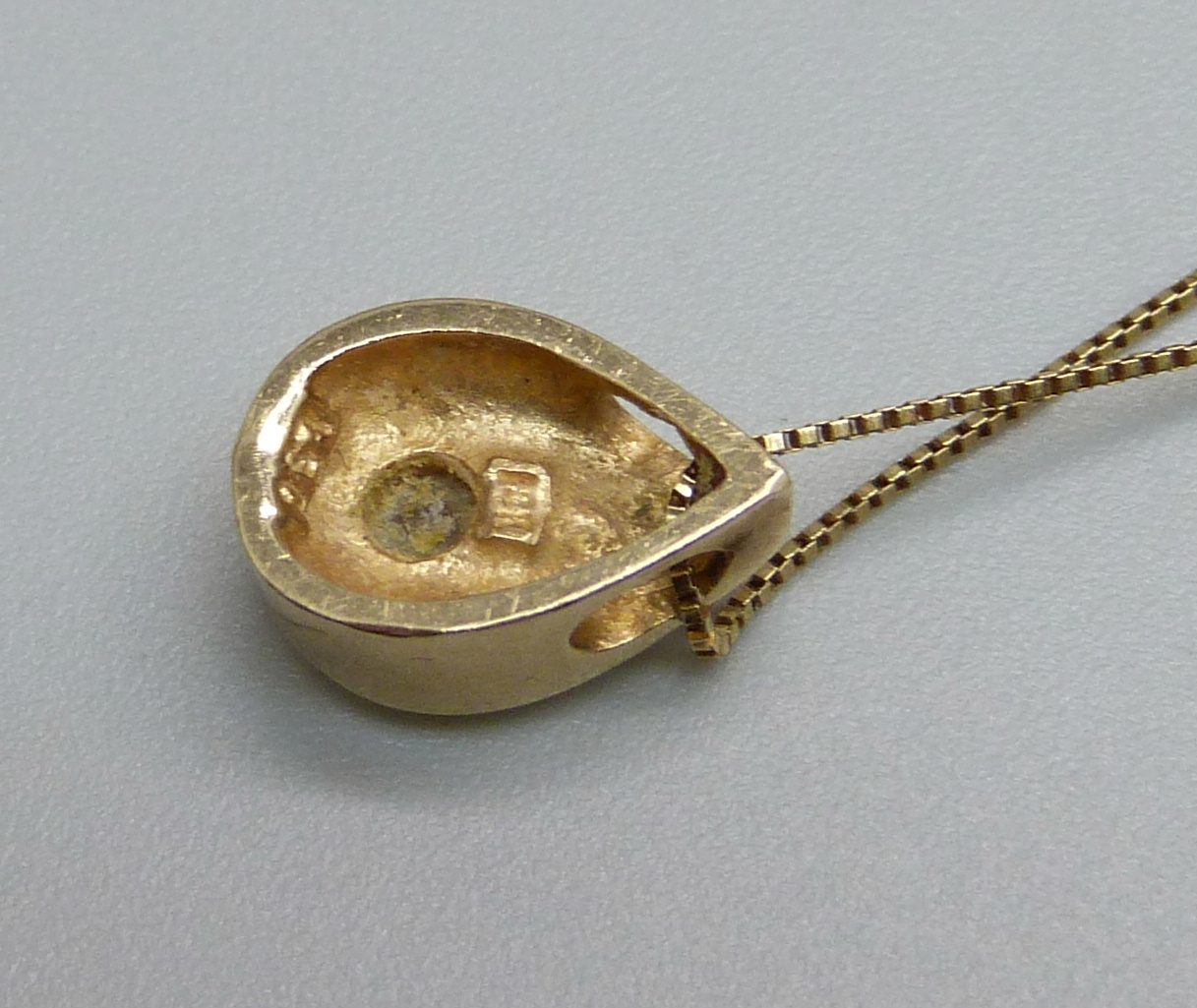 A 14ct gold and diamond pendant on a 14ct gold chain, approximately 0.4ct diamond weight, 3g, - Bild 3 aus 3