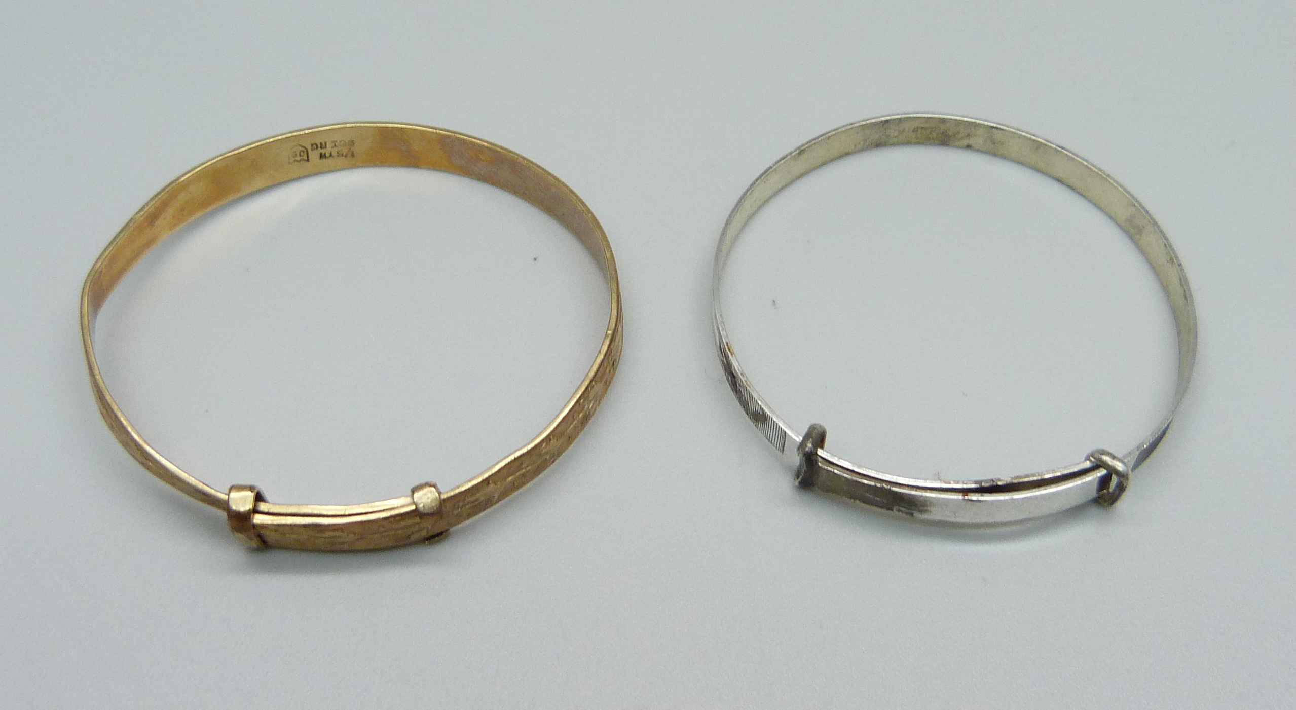 A rolled gold bangle and a silver bangle, small sizes - Bild 2 aus 3