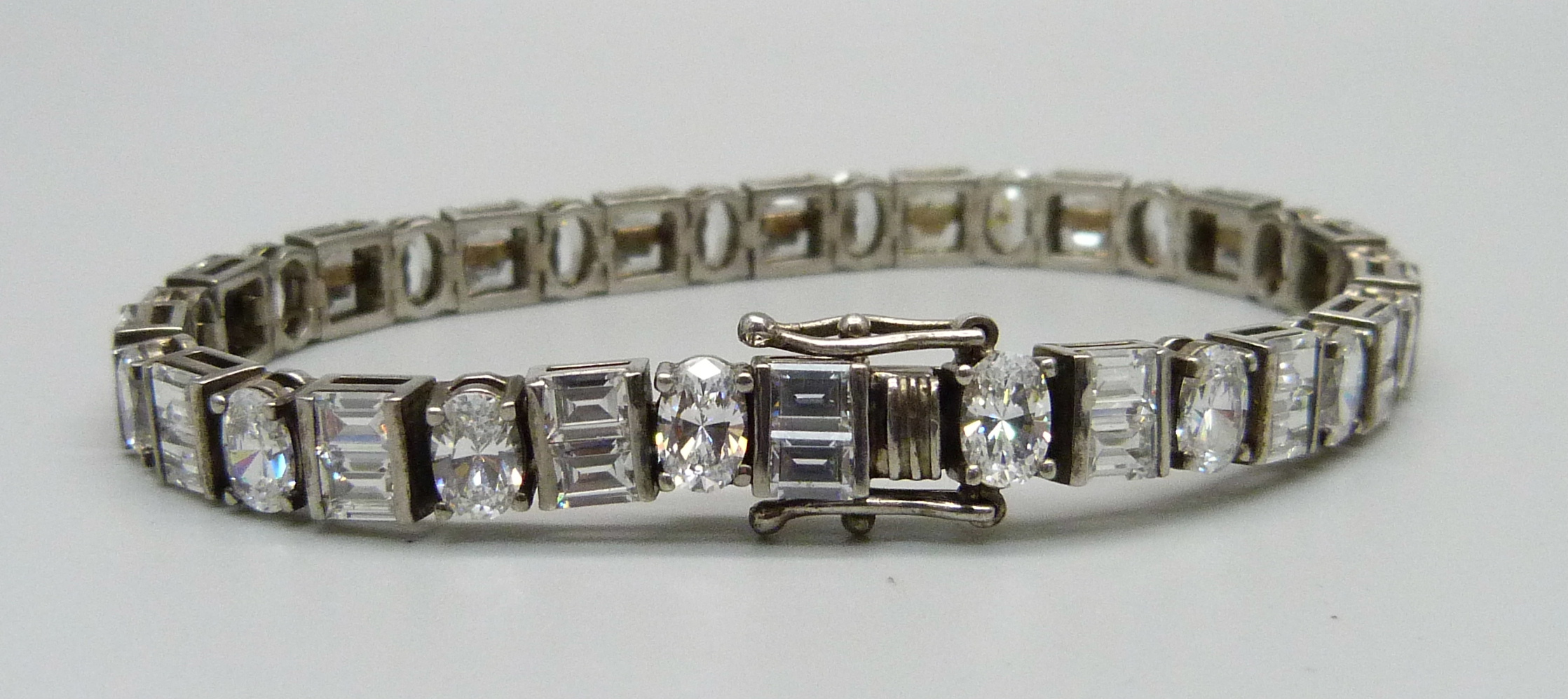 A 925 silver and diamond simulant tennis bracelet - Bild 3 aus 3