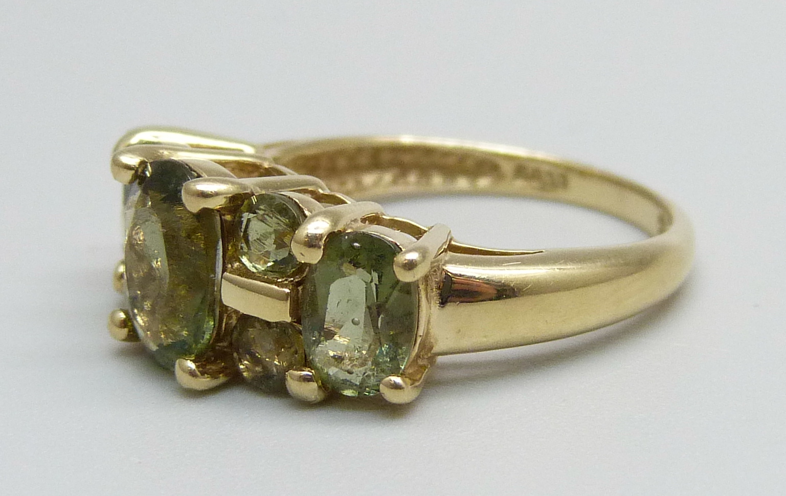 A 14ct gold and green stone ring, 3g, L - Bild 2 aus 4