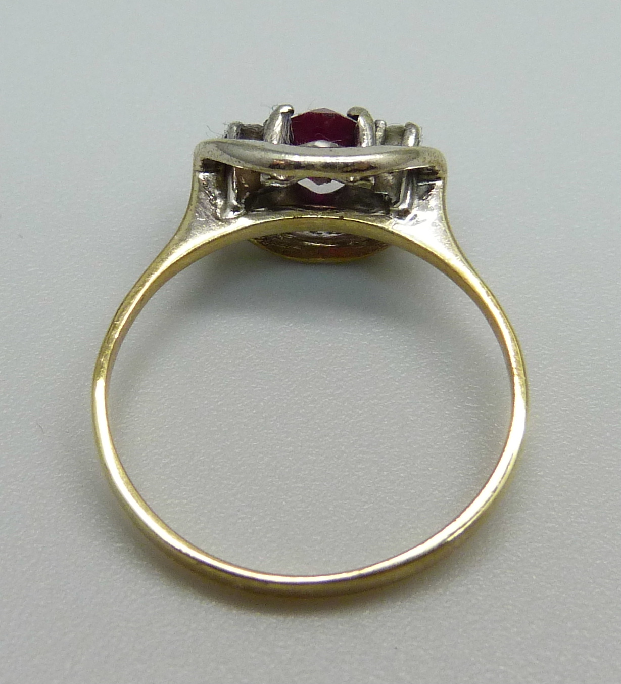 A yellow metal, red and white stone ring, marked 333, 1.8g, J/K - Bild 3 aus 3
