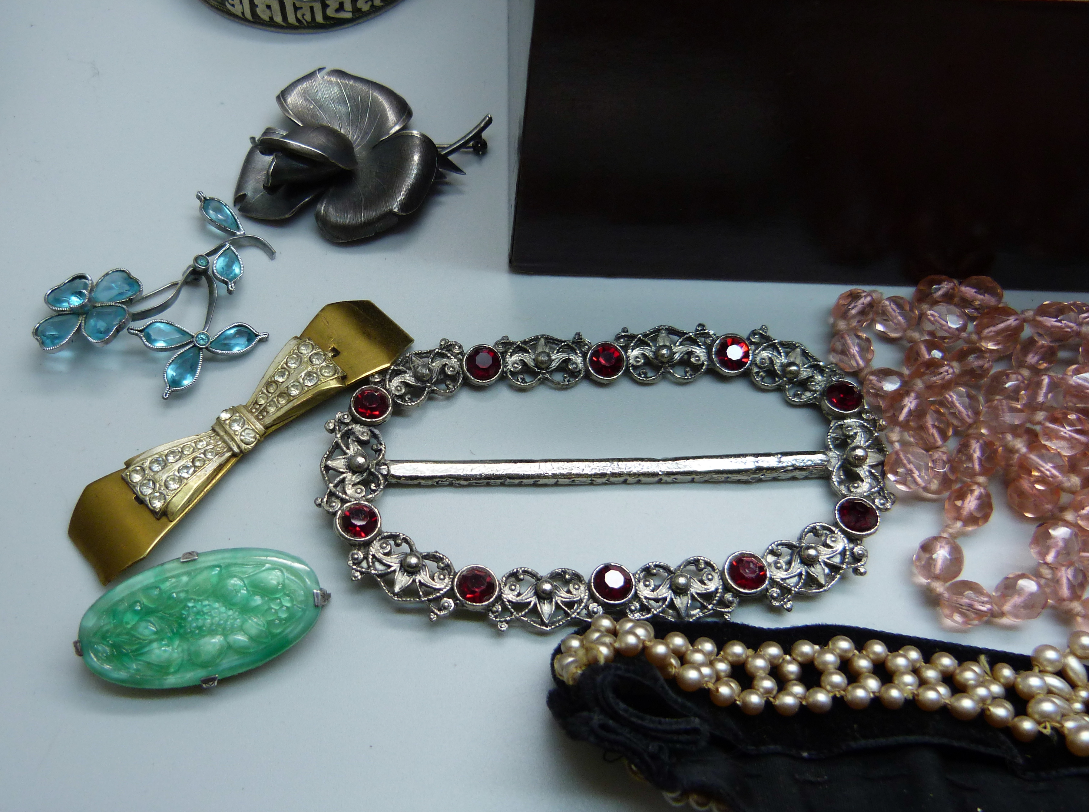 A box of vintage costume jewellery - Bild 2 aus 4