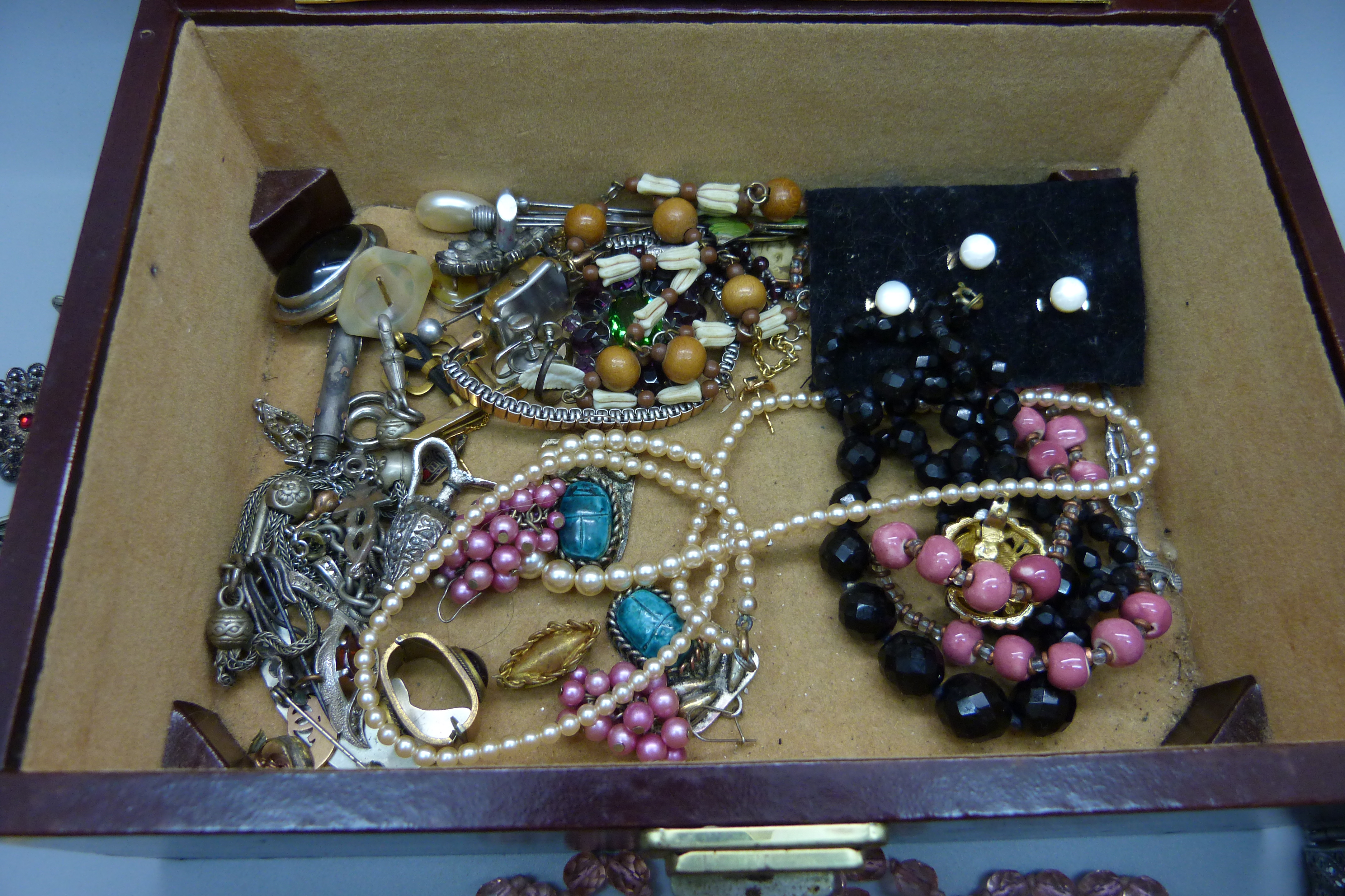 A box of vintage costume jewellery - Bild 4 aus 4