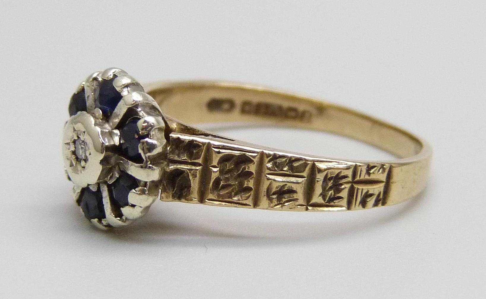 A 9ct gold, sapphire and diamond ring, 3.1g, M - Bild 2 aus 5