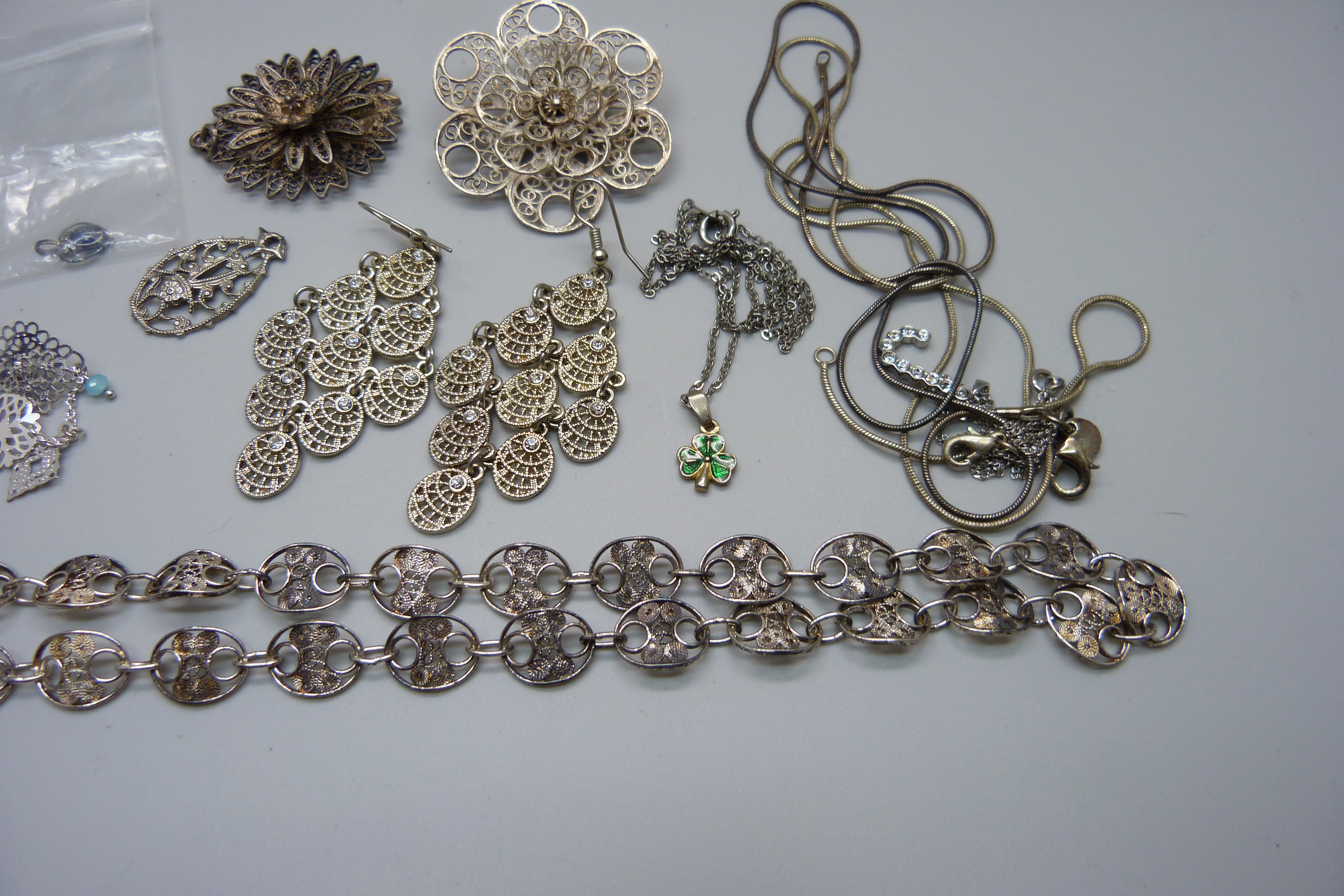 A collection of silver and costume filigree jewellery - Bild 3 aus 3