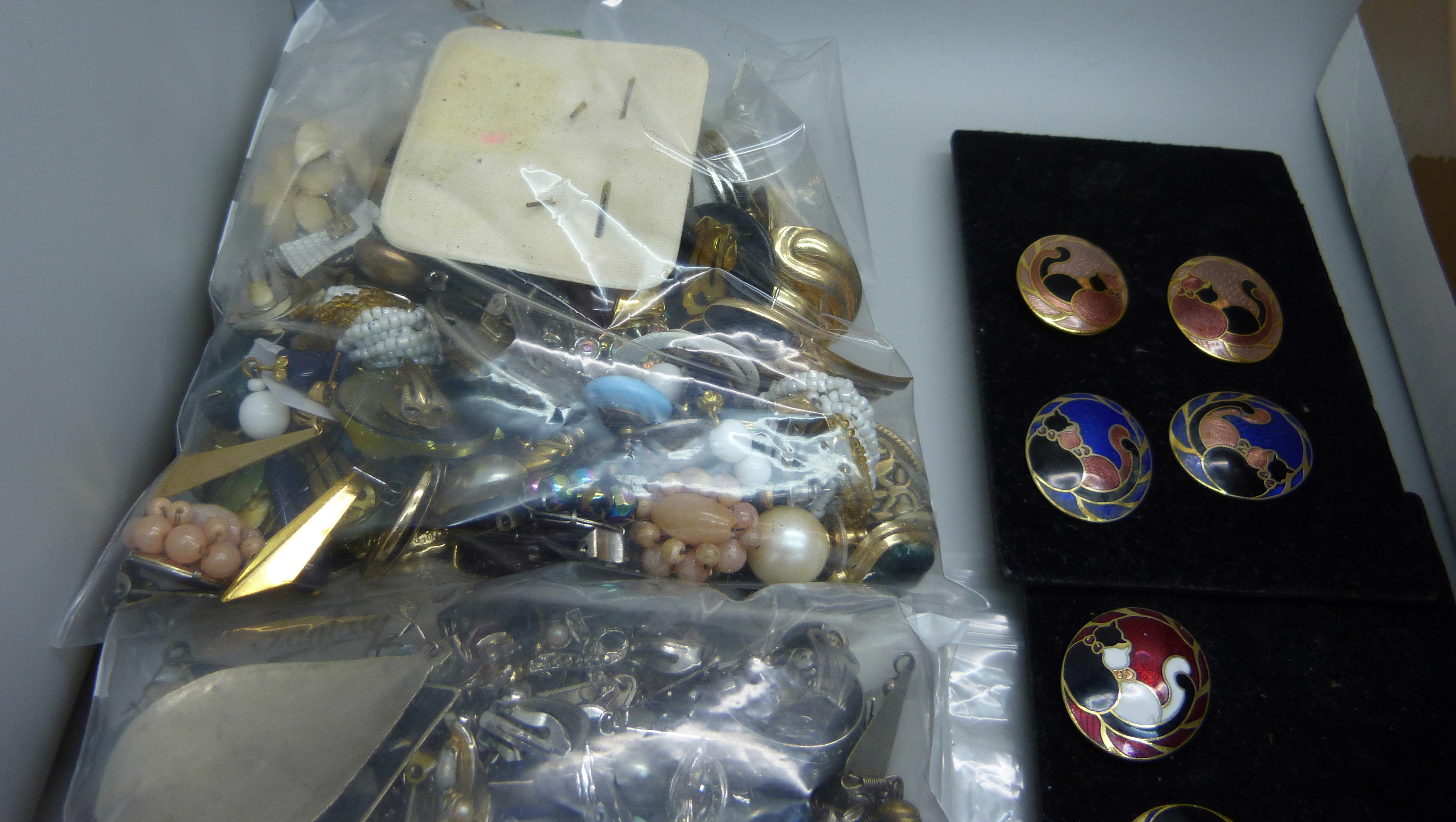 Approximately 400 pairs of vintage fashion earrings - Bild 3 aus 6