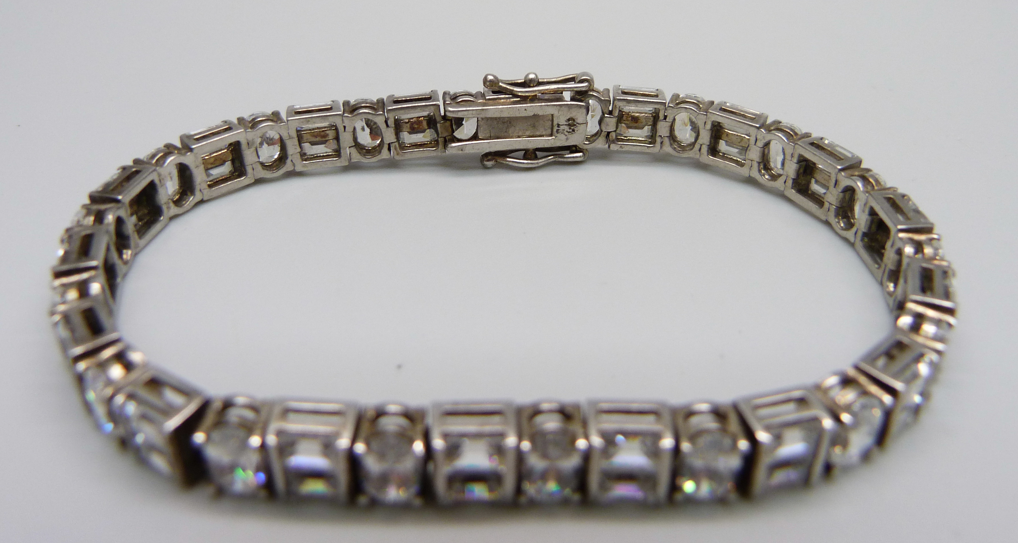 A 925 silver and diamond simulant tennis bracelet - Bild 2 aus 3