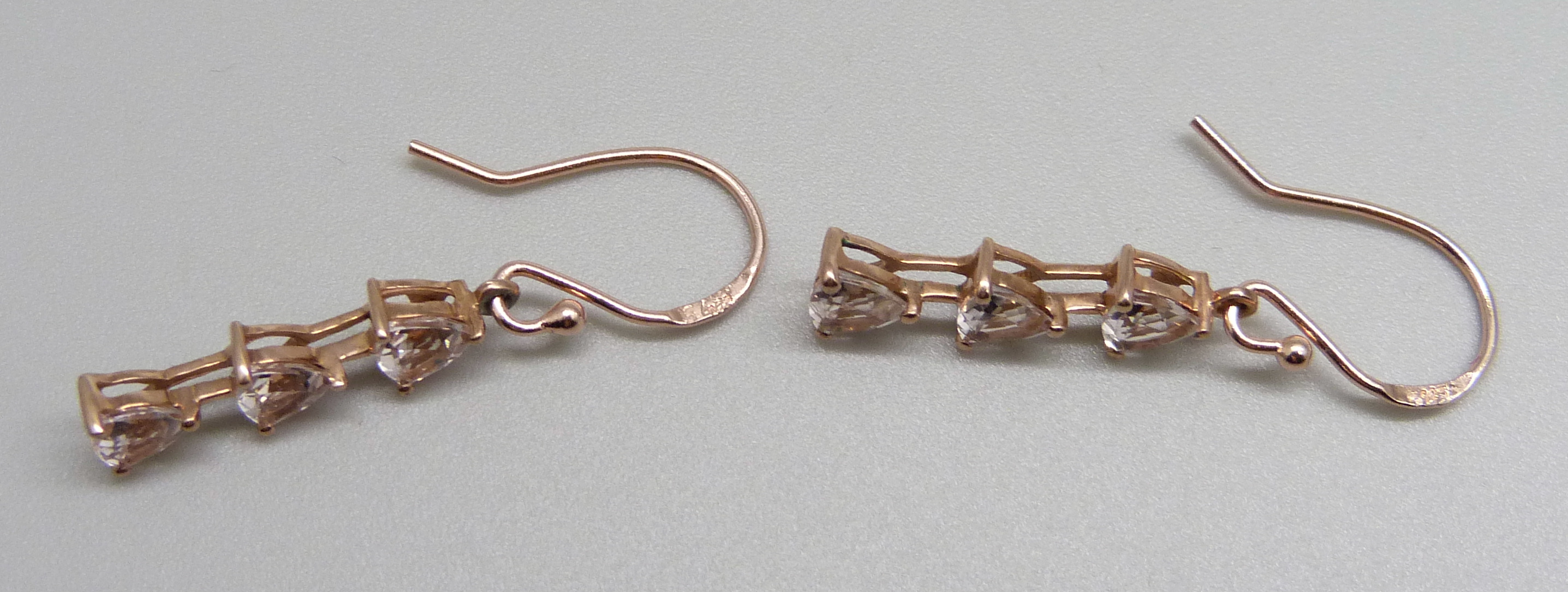 A pair of trilliant cut morganite drop earrings - Bild 2 aus 2