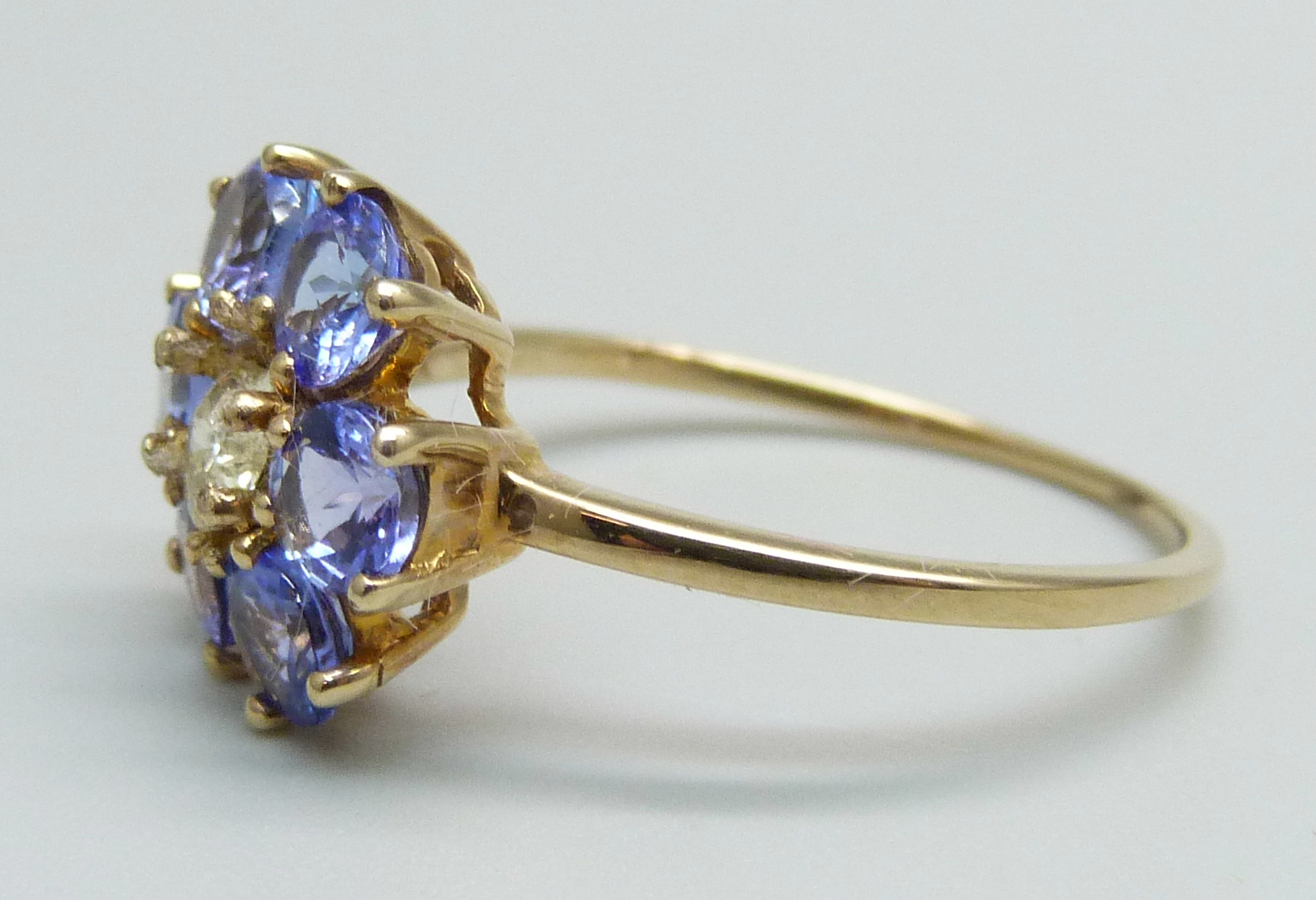 A 9ct gold, tanzanite and diamond cluster ring, 2.6g, U - Bild 2 aus 3