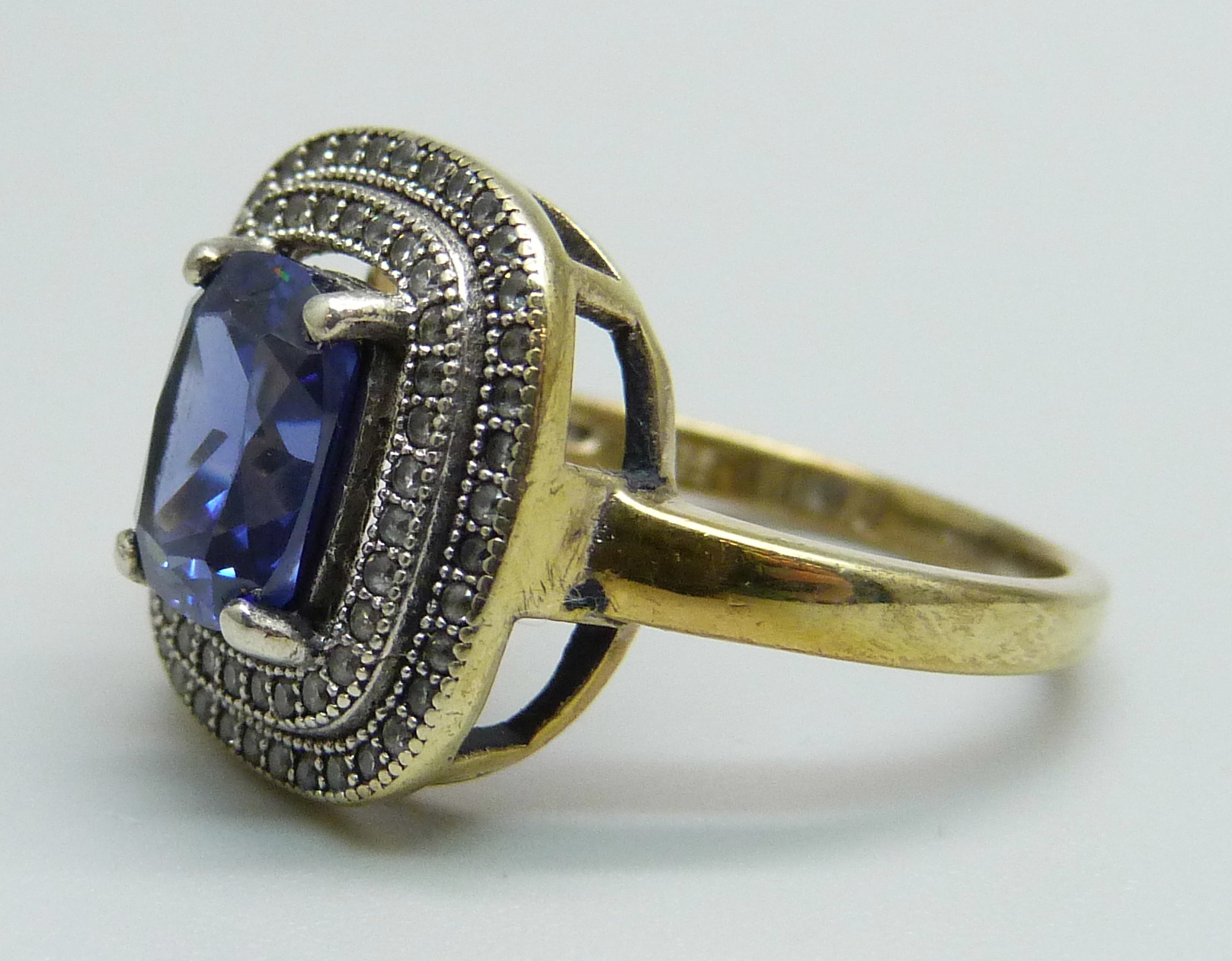 A silver gilt, blue and white stone cluster ring, Q - Bild 2 aus 3