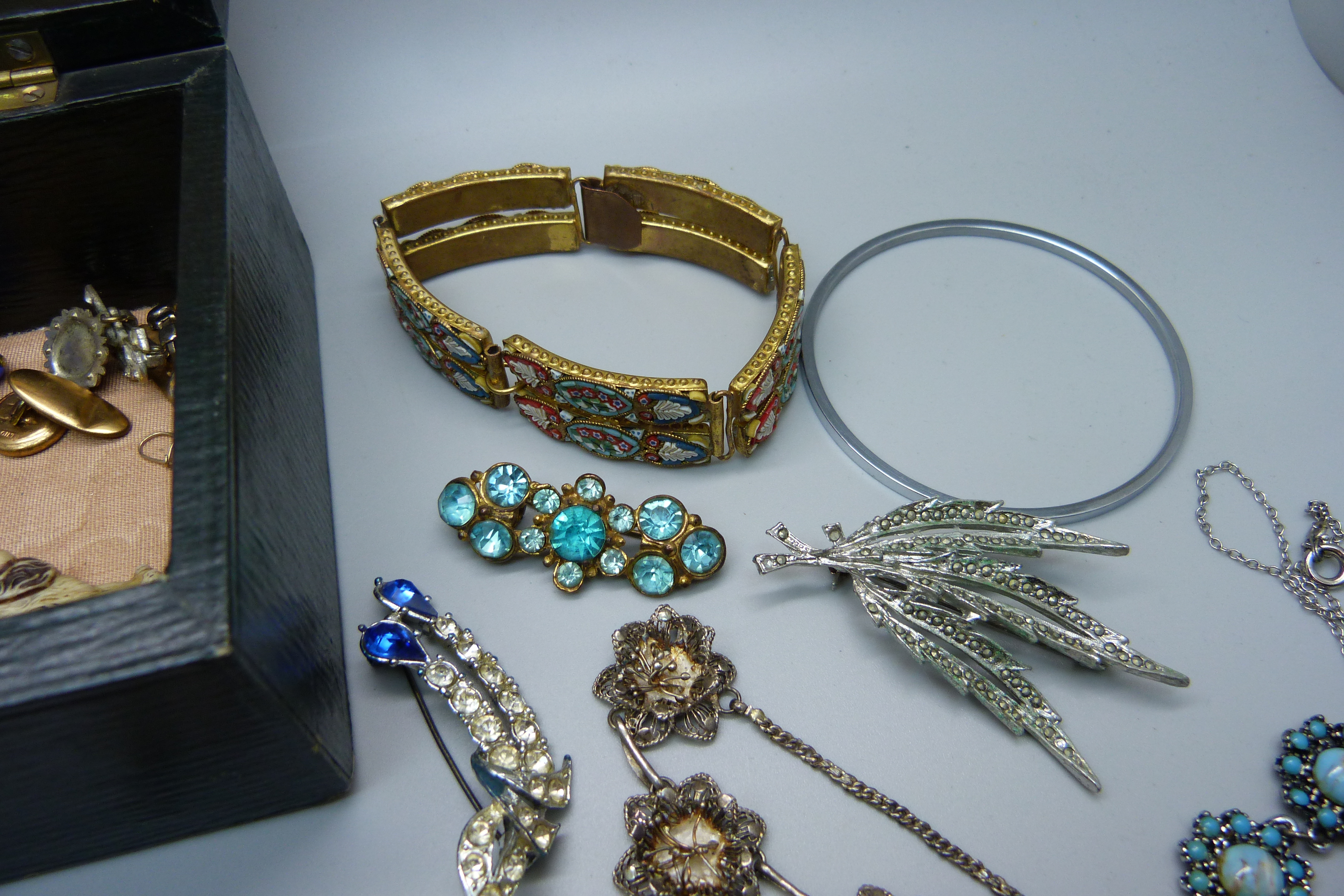 A box of vintage costume jewellery - Bild 4 aus 5