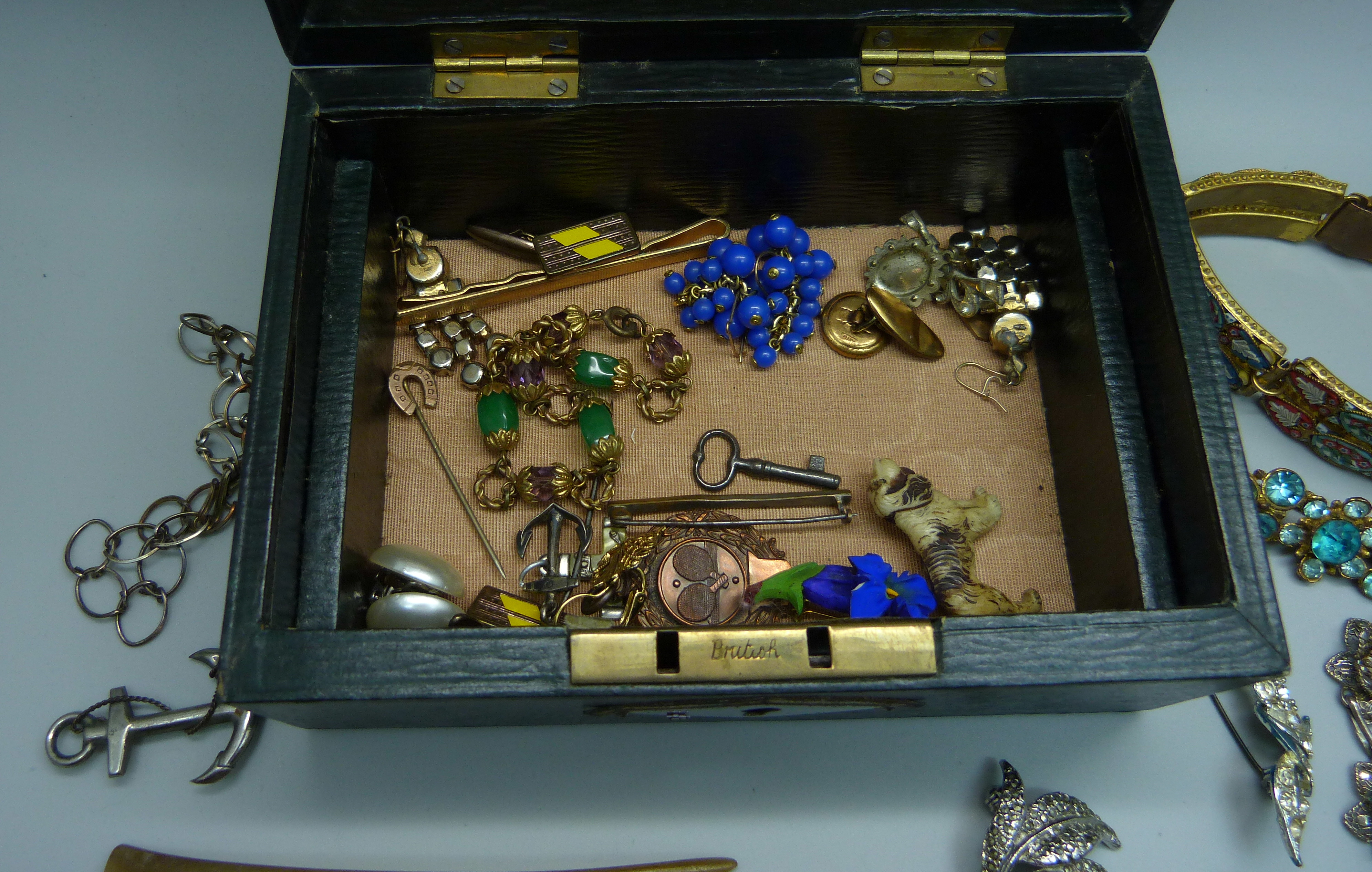 A box of vintage costume jewellery - Bild 5 aus 5