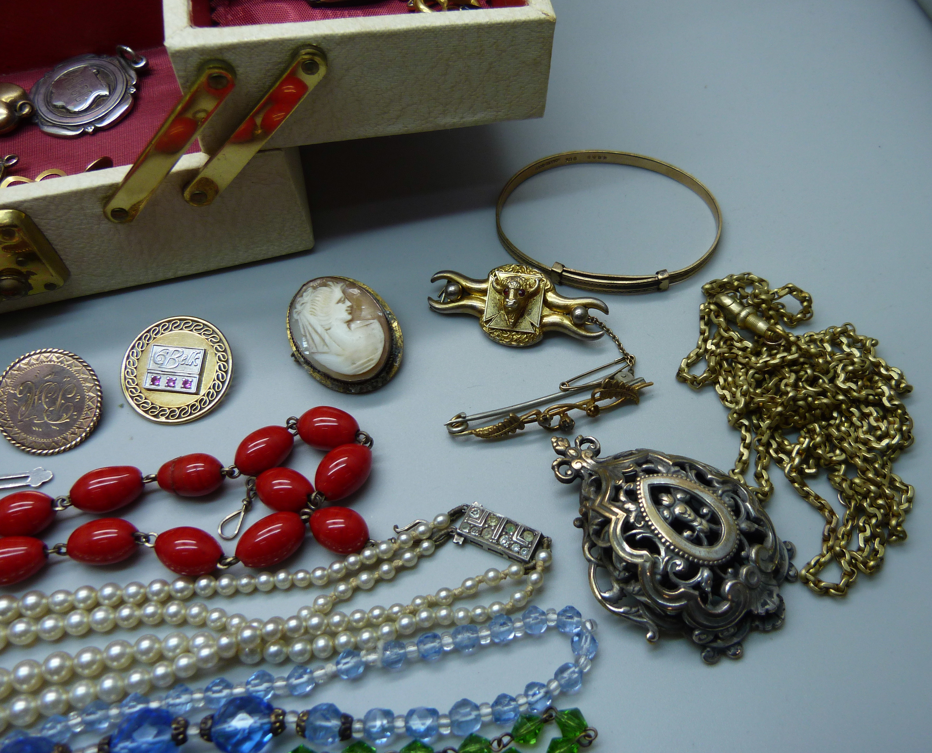 A jewellery box and vintage costume jewellery - Bild 3 aus 6