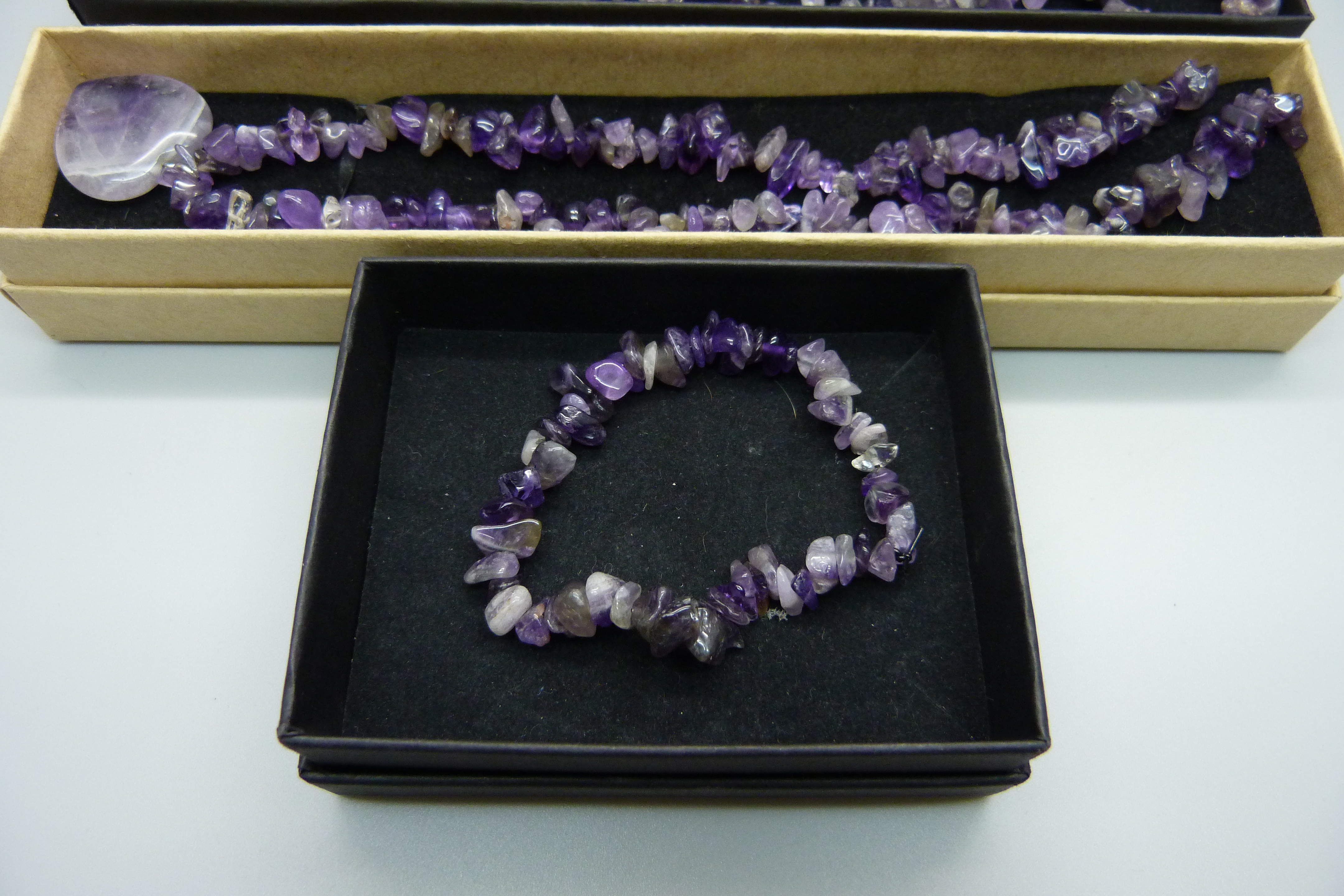 Three amethyst necklaces and a bracelet - Bild 2 aus 3