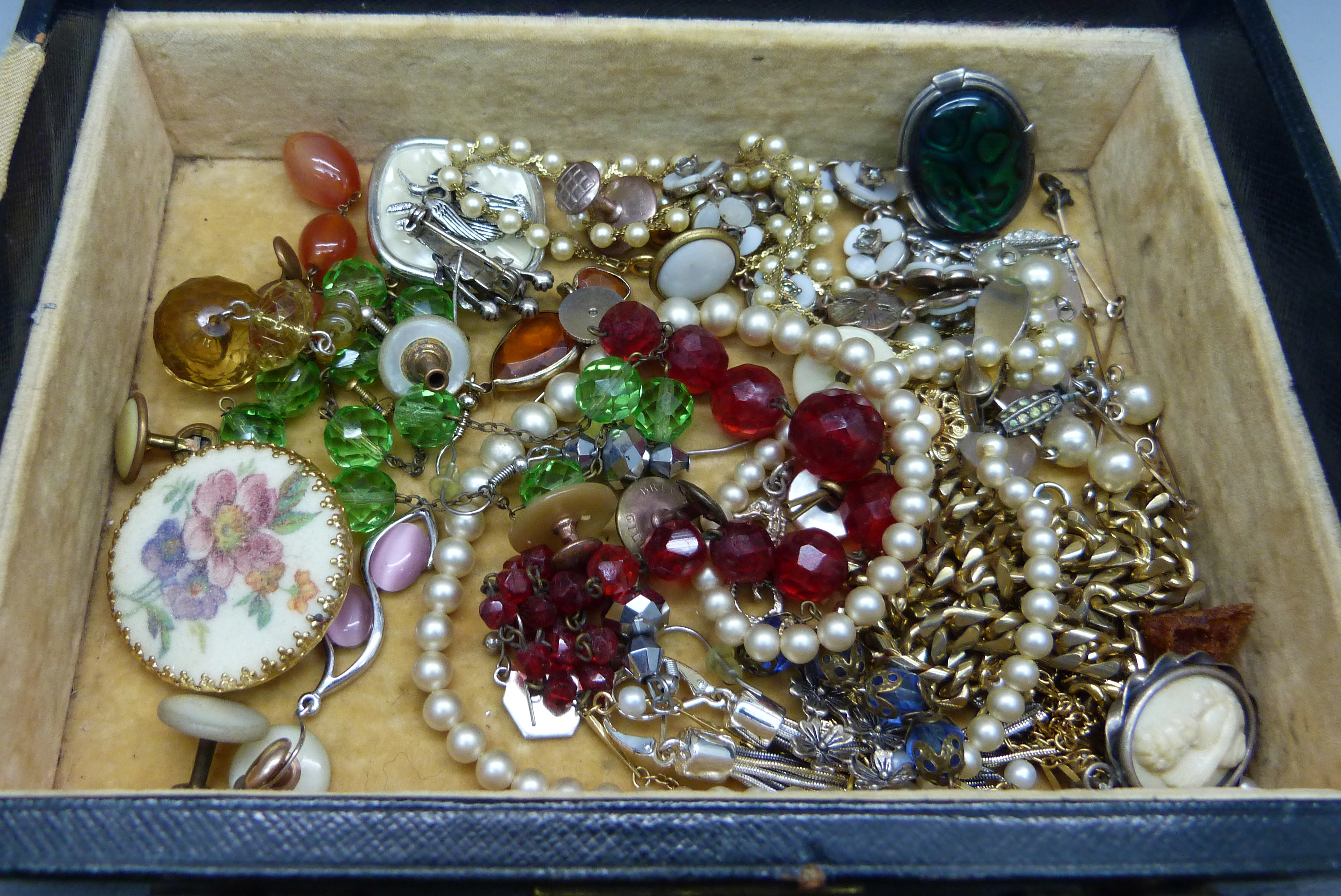 A jewellery case of vintage jewellery - Bild 2 aus 3