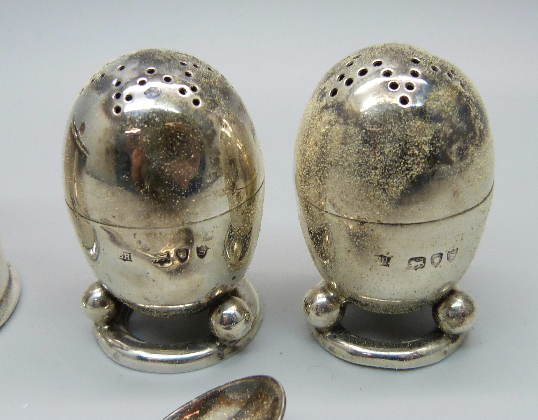 A pair of Victorian silver pepper pots and a silver mustard and spoon, 112g - Image 4 of 6