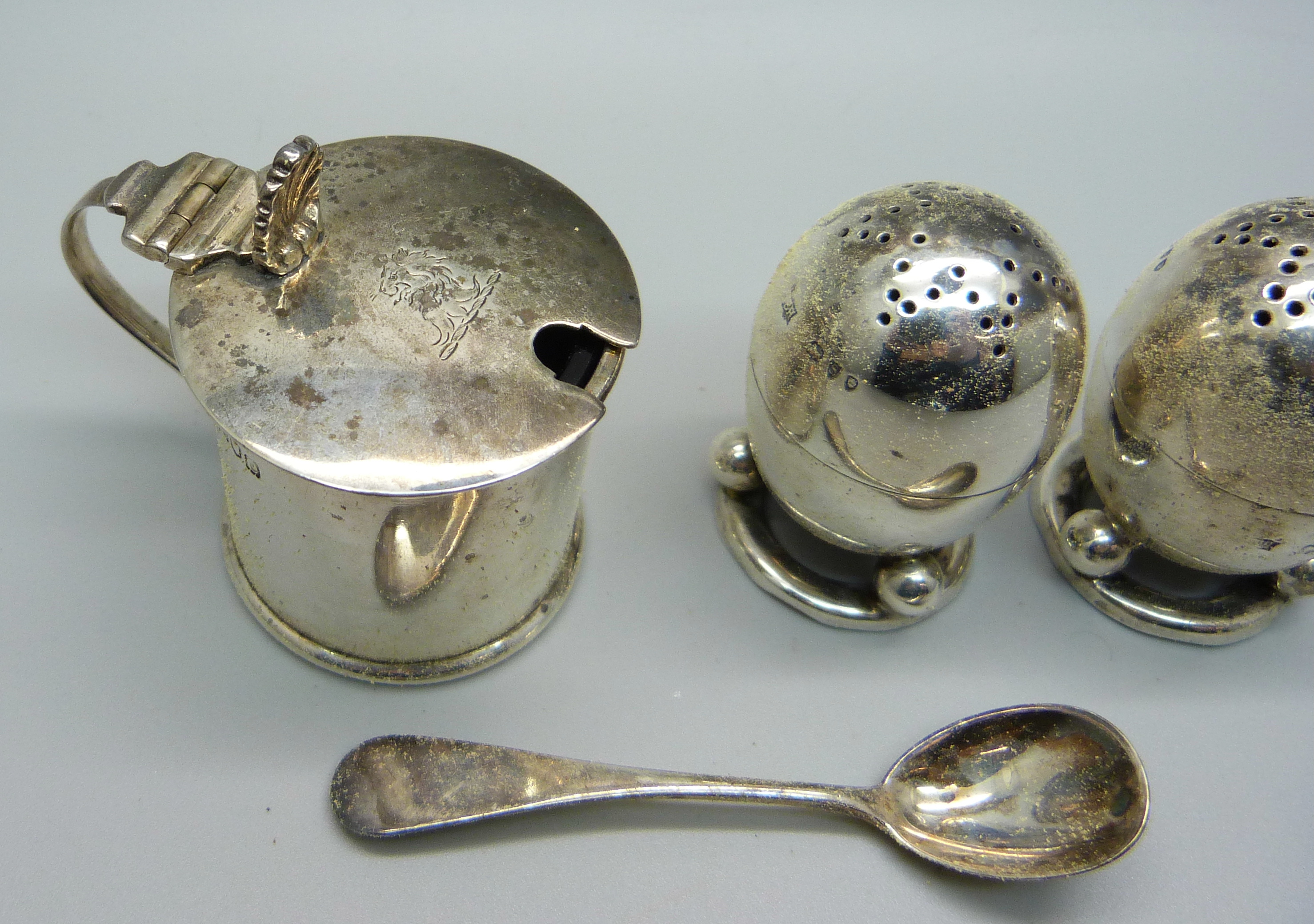A pair of Victorian silver pepper pots and a silver mustard and spoon, 112g - Image 2 of 6