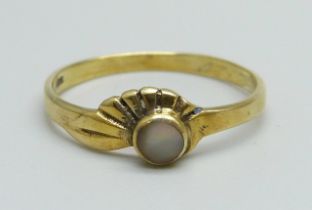 A silver gilt and mother of pearl ring, N, (1.2g)