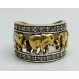 A silver gilt ring with elephant detail, K