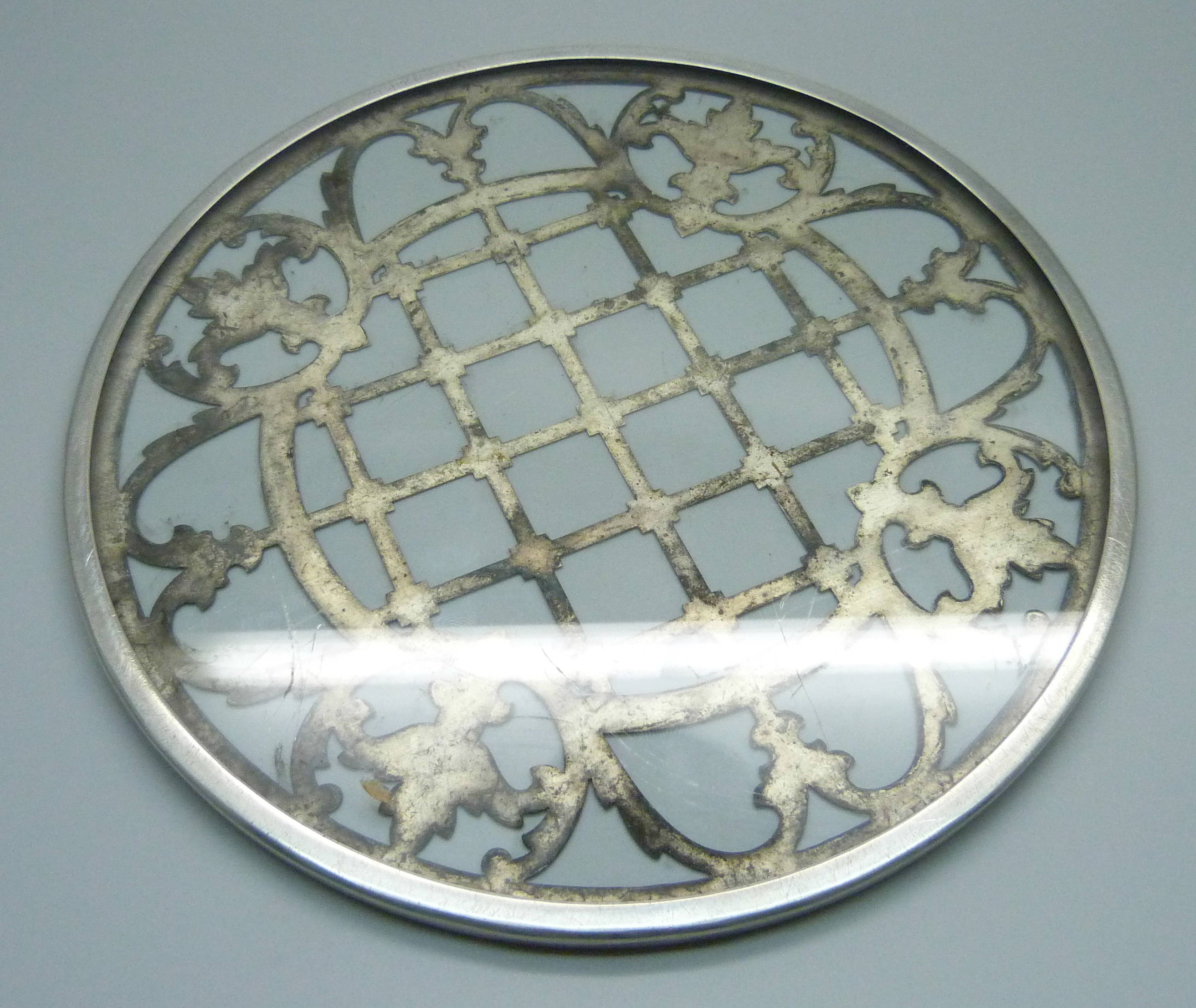 A sterling silver and glass trivet, 17.5cm - Bild 2 aus 2