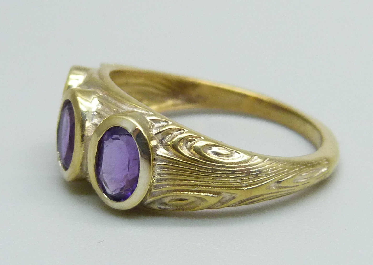 A silver gilt and three stone amethyst ring, O/P - Bild 2 aus 4