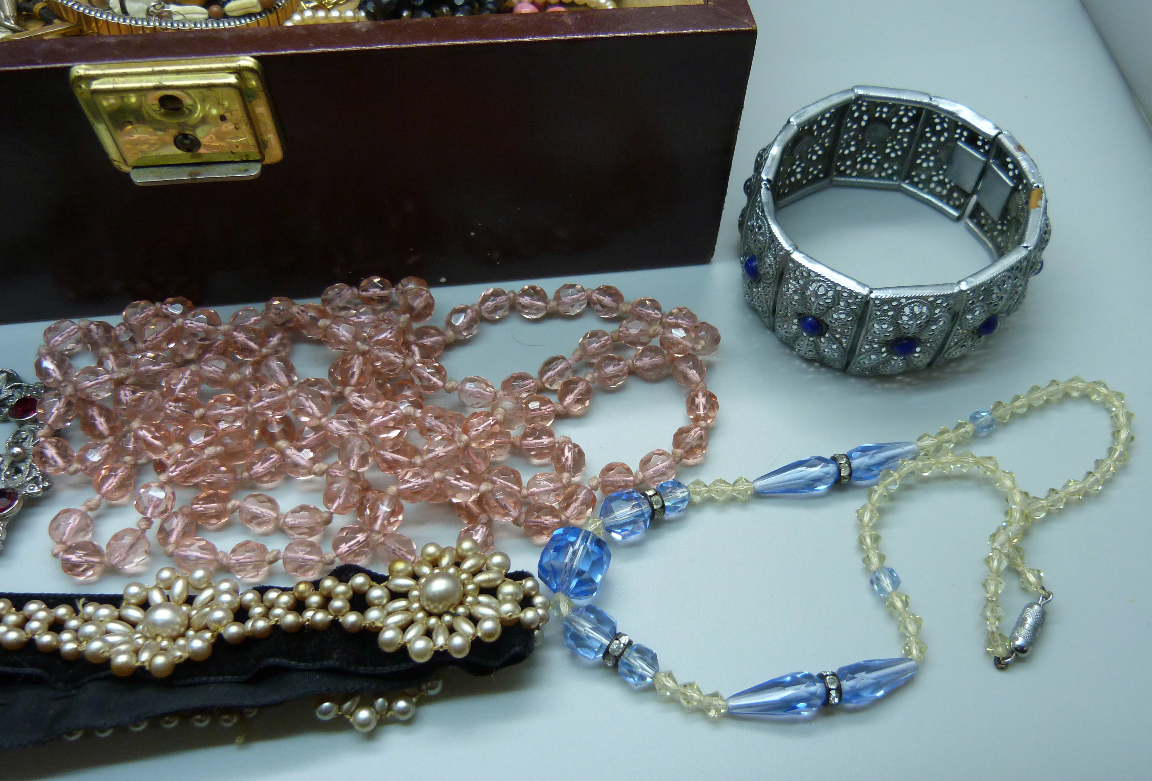A box of vintage costume jewellery - Bild 3 aus 4