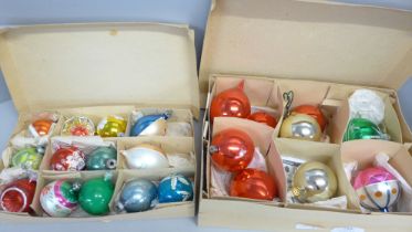 A collection of 44 vintage Christmas tree decorations, in good condition **PLEASE NOTE THIS LOT IS