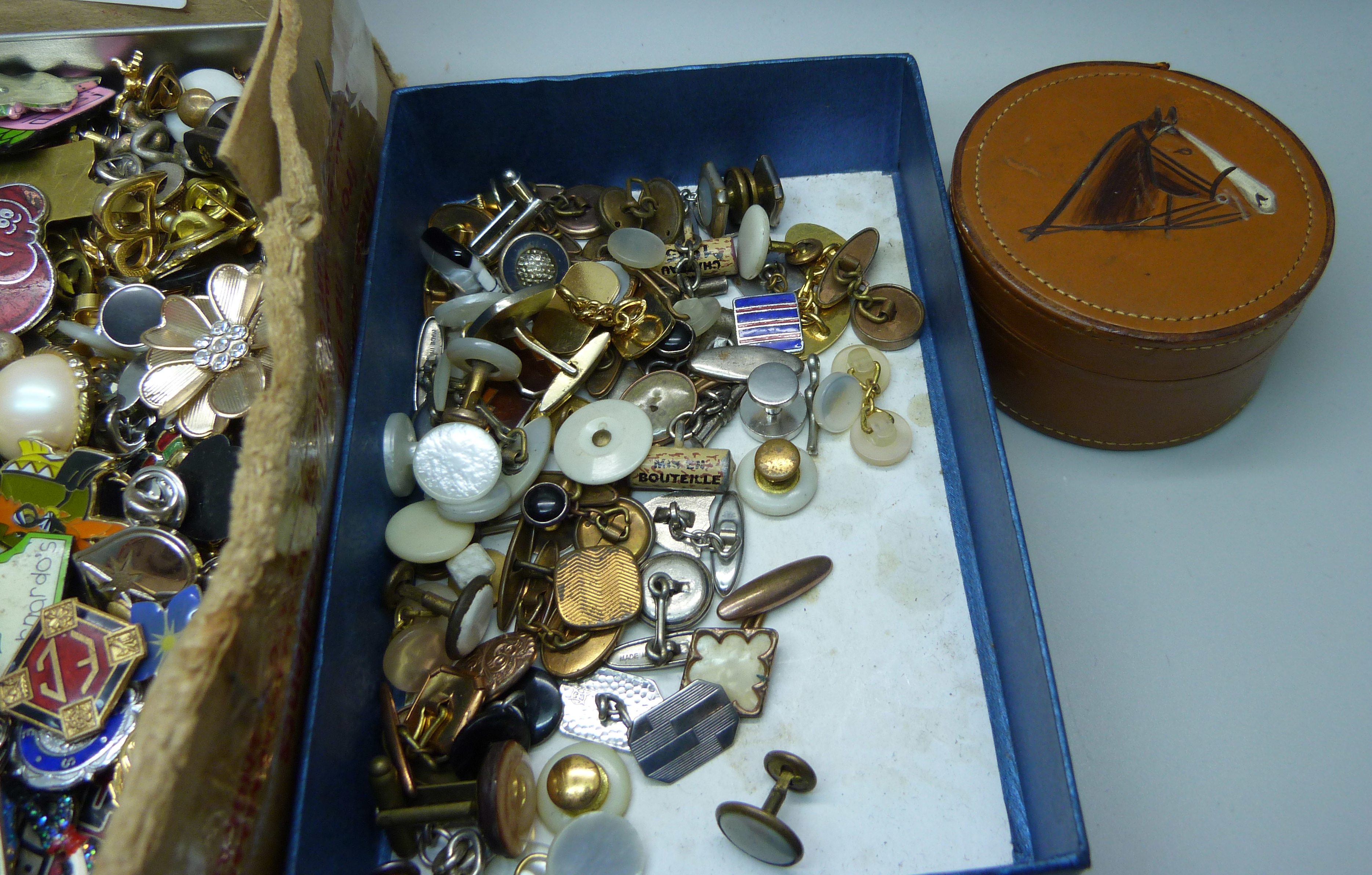 A box of pin badges, cufflinks, etc. - Bild 2 aus 4