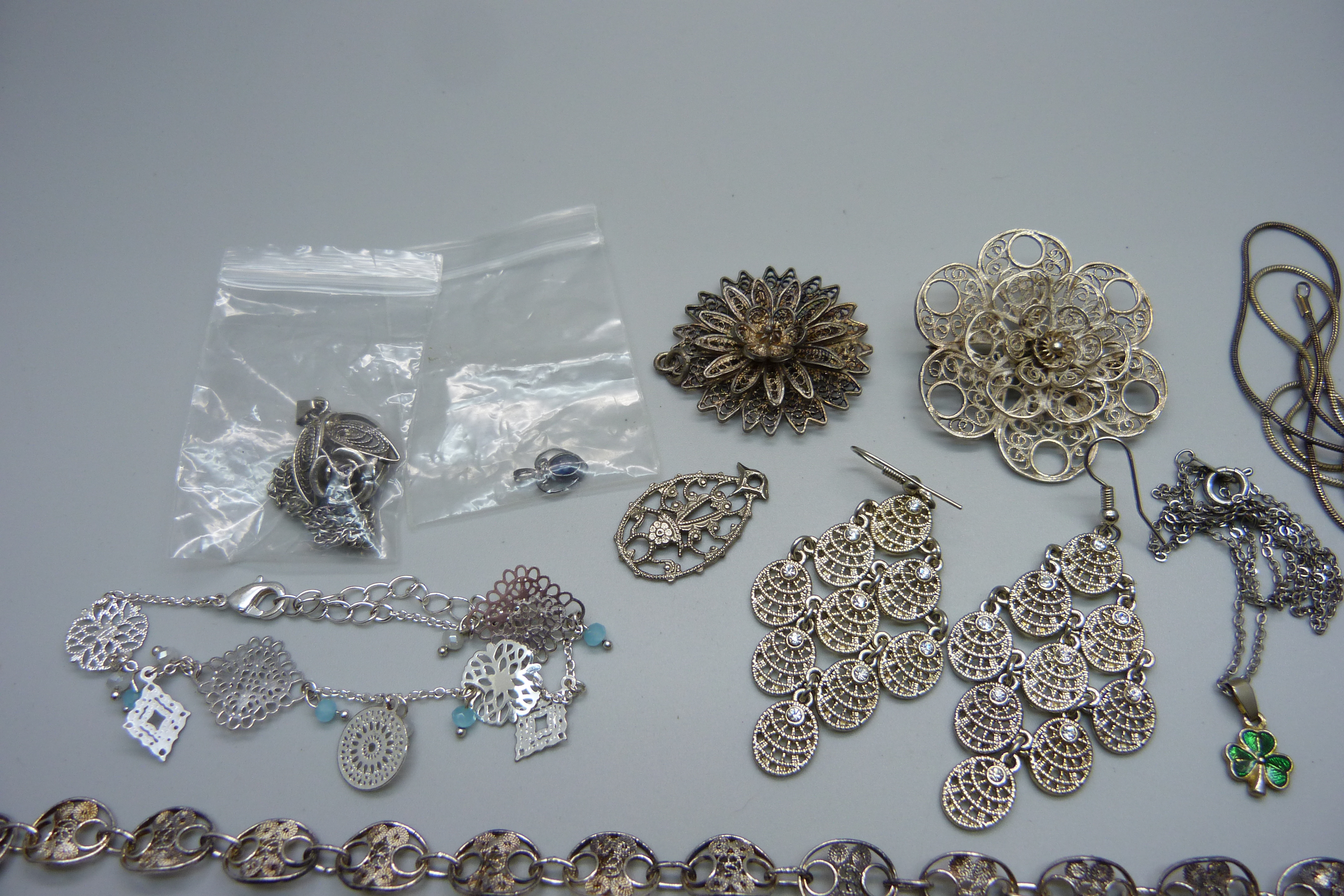 A collection of silver and costume filigree jewellery - Bild 2 aus 3